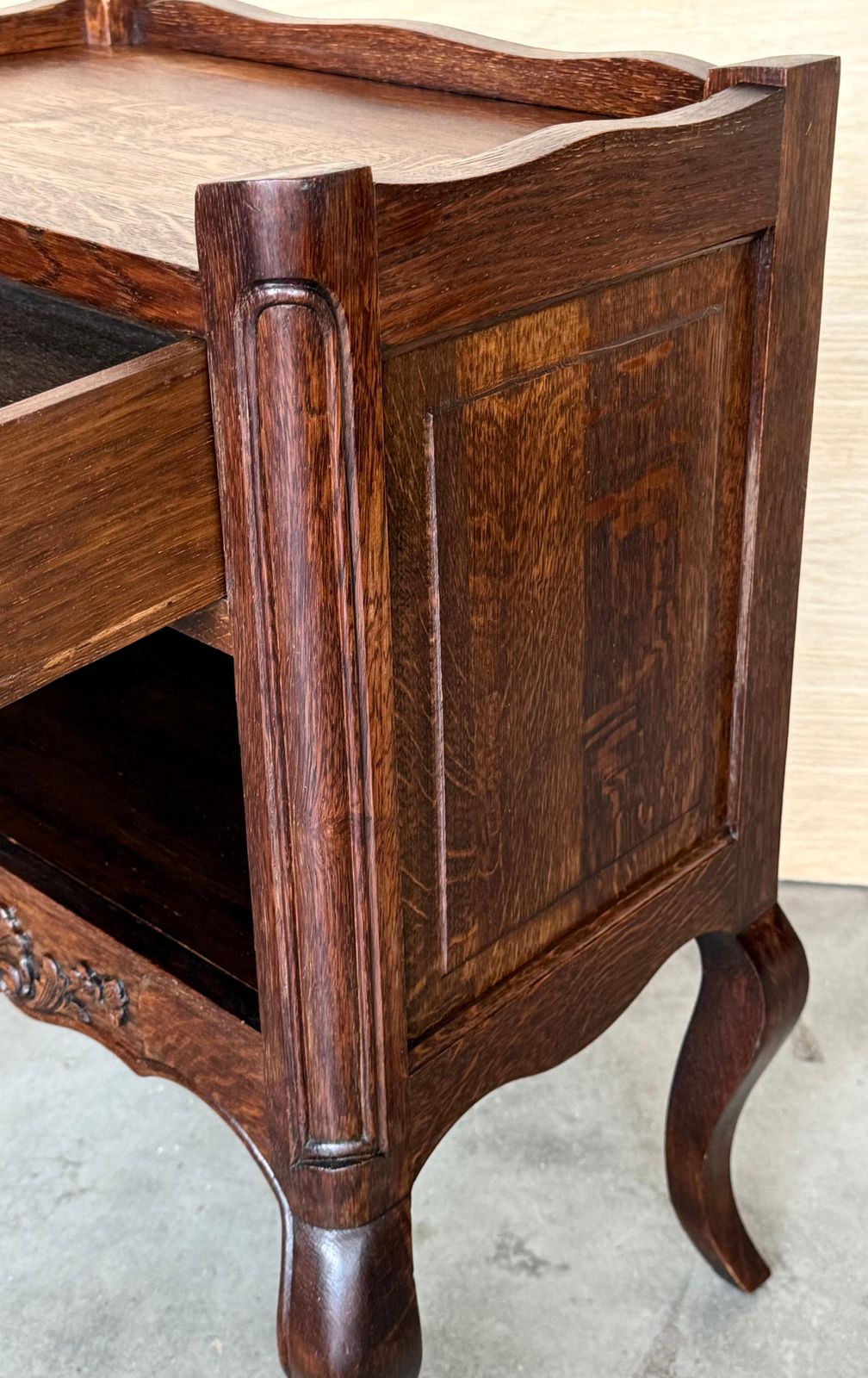 photo for sale Tables de nuit de style Louis XVI à tiroirs et pieds en cabriole, années 1960, lot de 2
