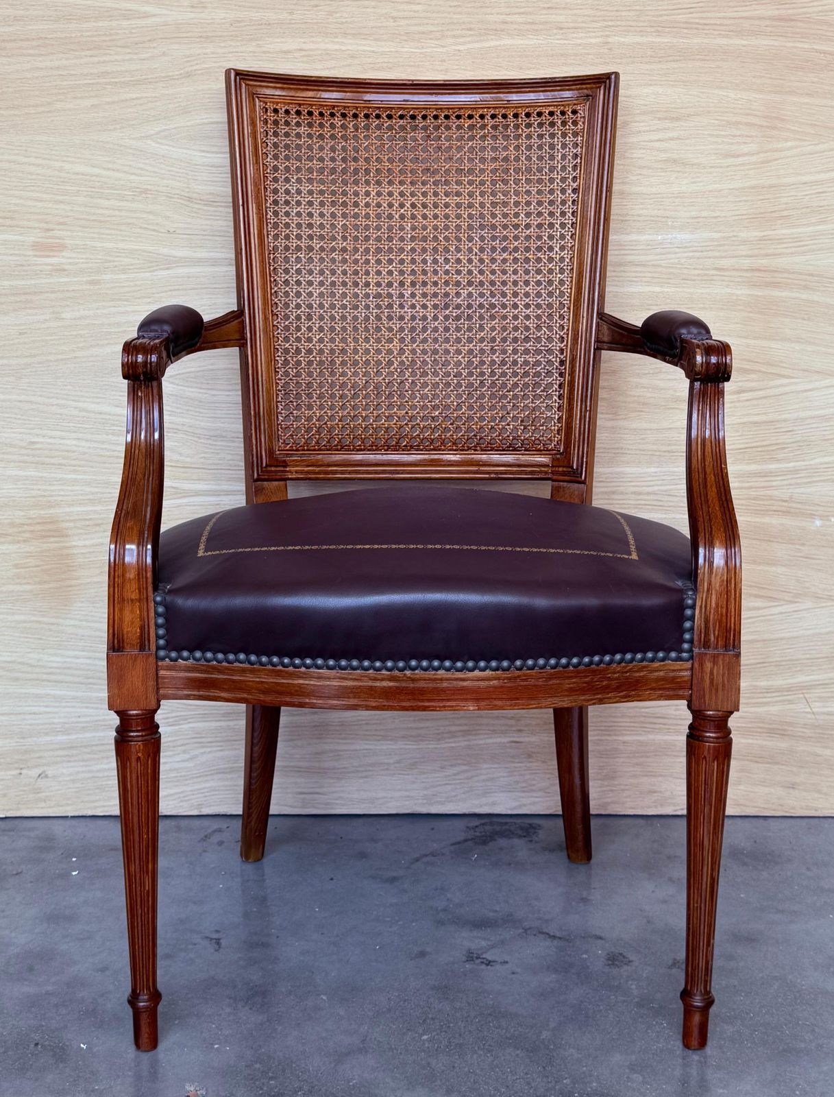 Fauteuil espagnol en bois avec assise en cuir, début du XXe siècle photo furniture