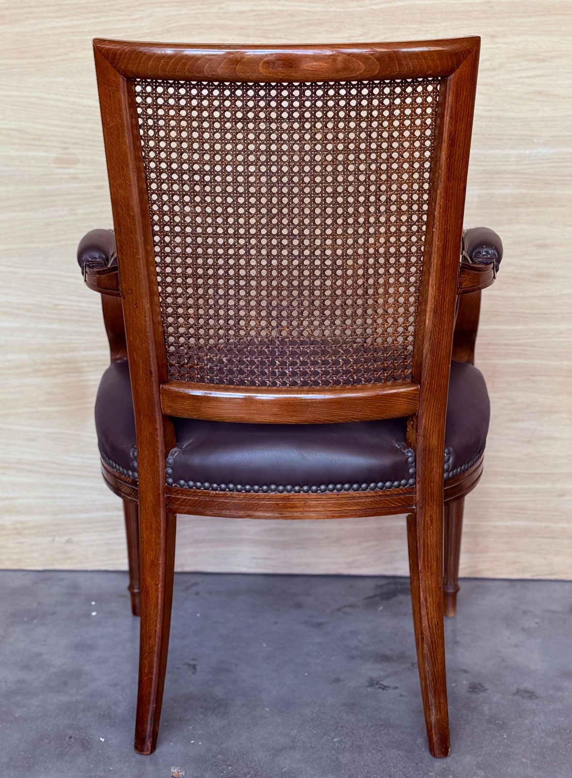 Fauteuil espagnol en bois avec assise en cuir, début du XXe siècle photo Mobilier