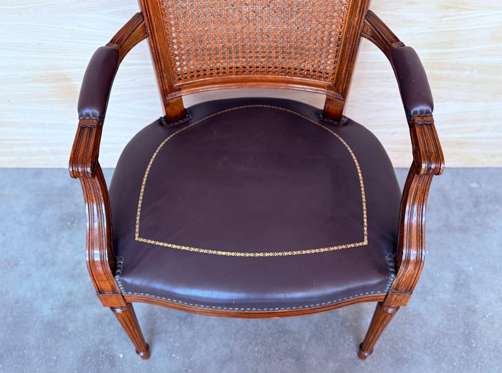 Fauteuil espagnol en bois avec assise en cuir, début du XXe siècle photo vintage
