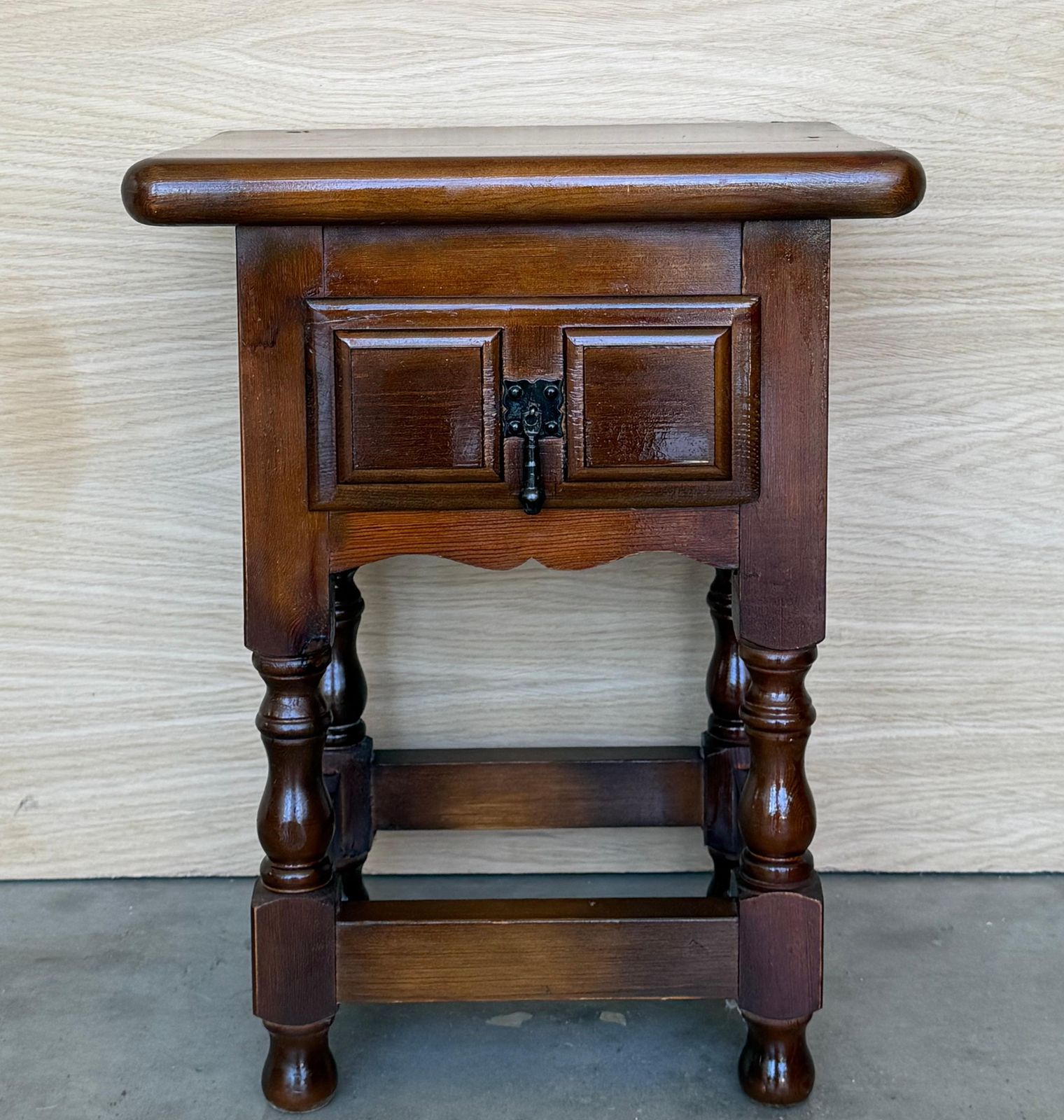 Tables de chevet espagnoles du XXe siècle, deux tiroirs et ferrures en fer photo for sale