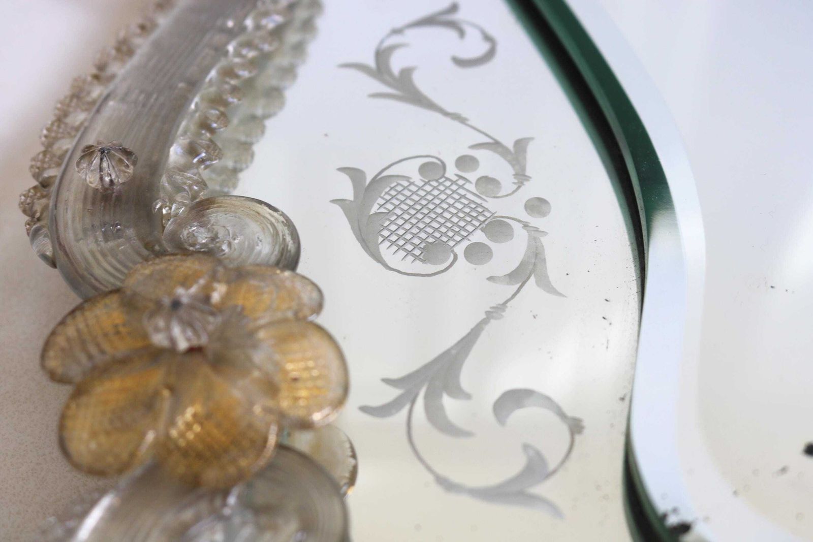 Grote Italiaanse Venetiaanse Murano Glazen Spiegel Gegraveerd Handgemaakt Handgeblazen Bloemen Mid Century Jaren 1950 photo for sale