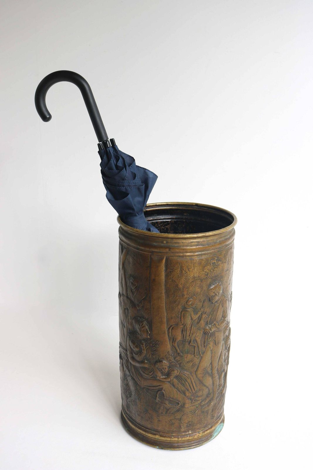 Antiek Handgemaakt Rond Geembosseerd Wandelstok  En Paraplubakje | Boerentafereel | Jaren 1930 photo furniture