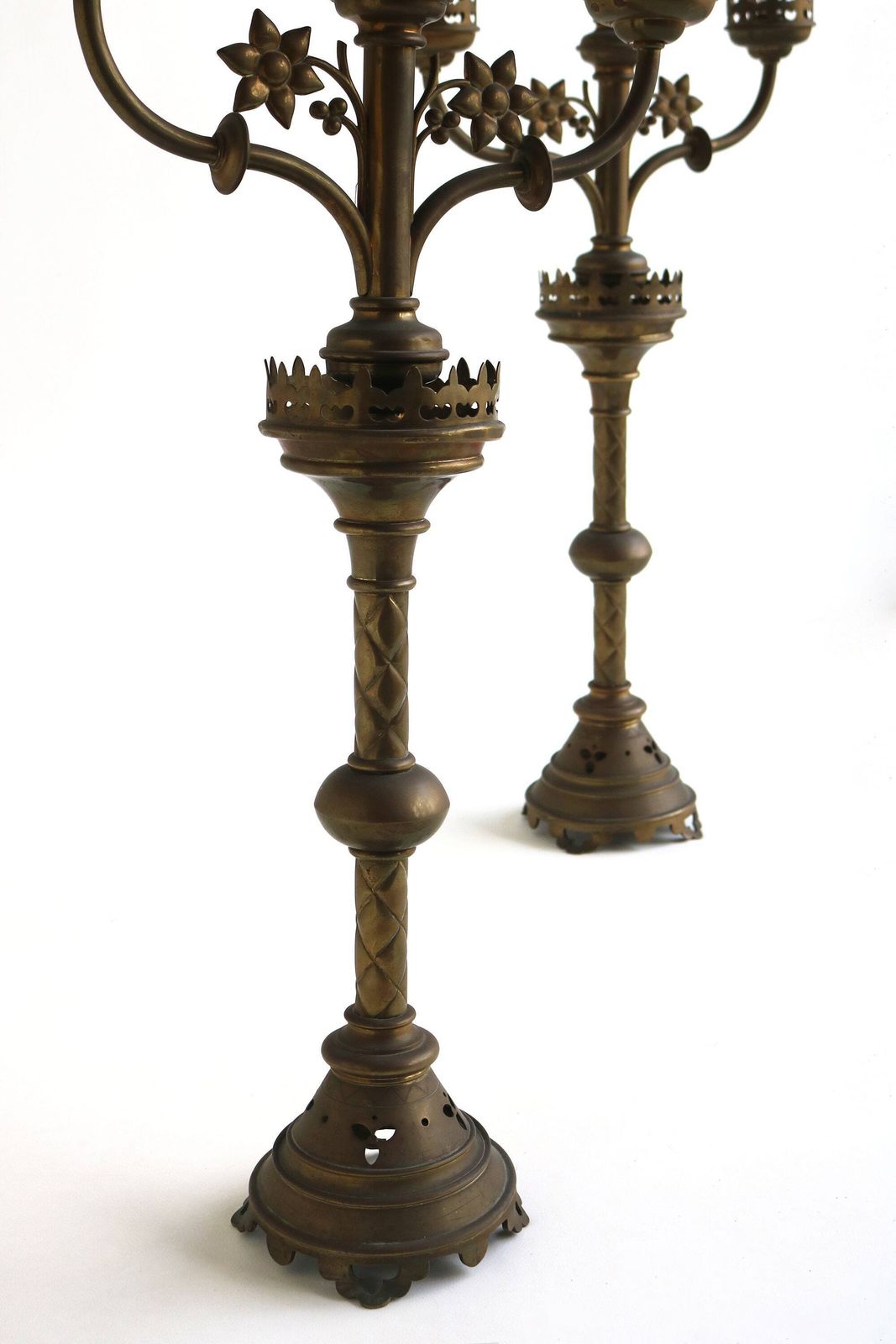 Groot Paar Antieke Kerkkandelaars In Neogotische Stijl, 19e Eeuw, Messing Kandelaars, Jaren 1890 photo Woonaccessoires