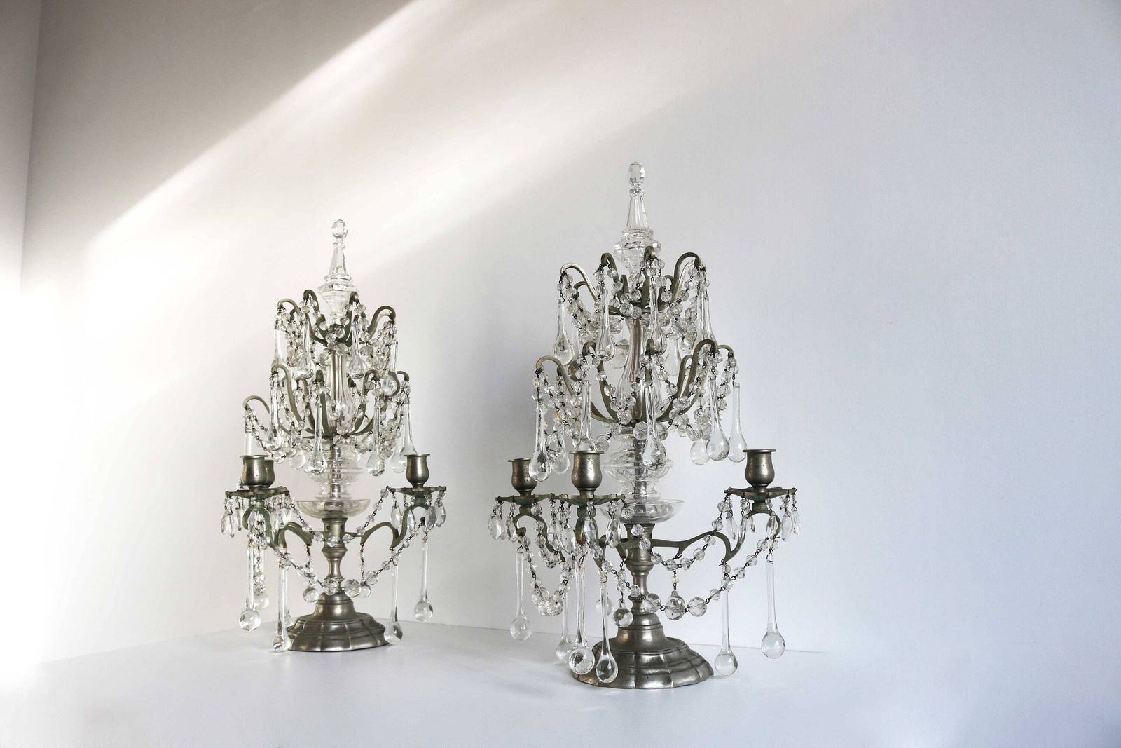 Paar Antieke Franse Verguld Messing En Kristallen Girandoles – Driearmige Kandelaars photo furniture