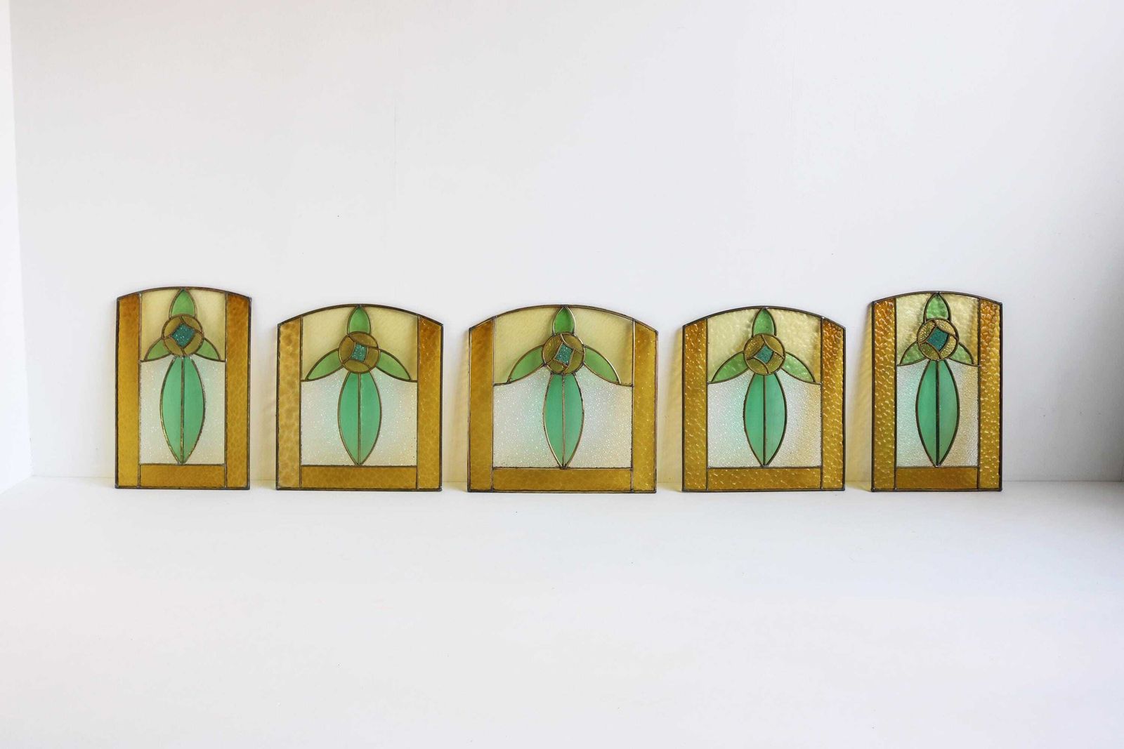 Set Van 5 Antieke Art Deco Glas In Lood Panelen Met Bloemmotief – Raampanelen Ca. Jaren 1920–1930 photo furniture