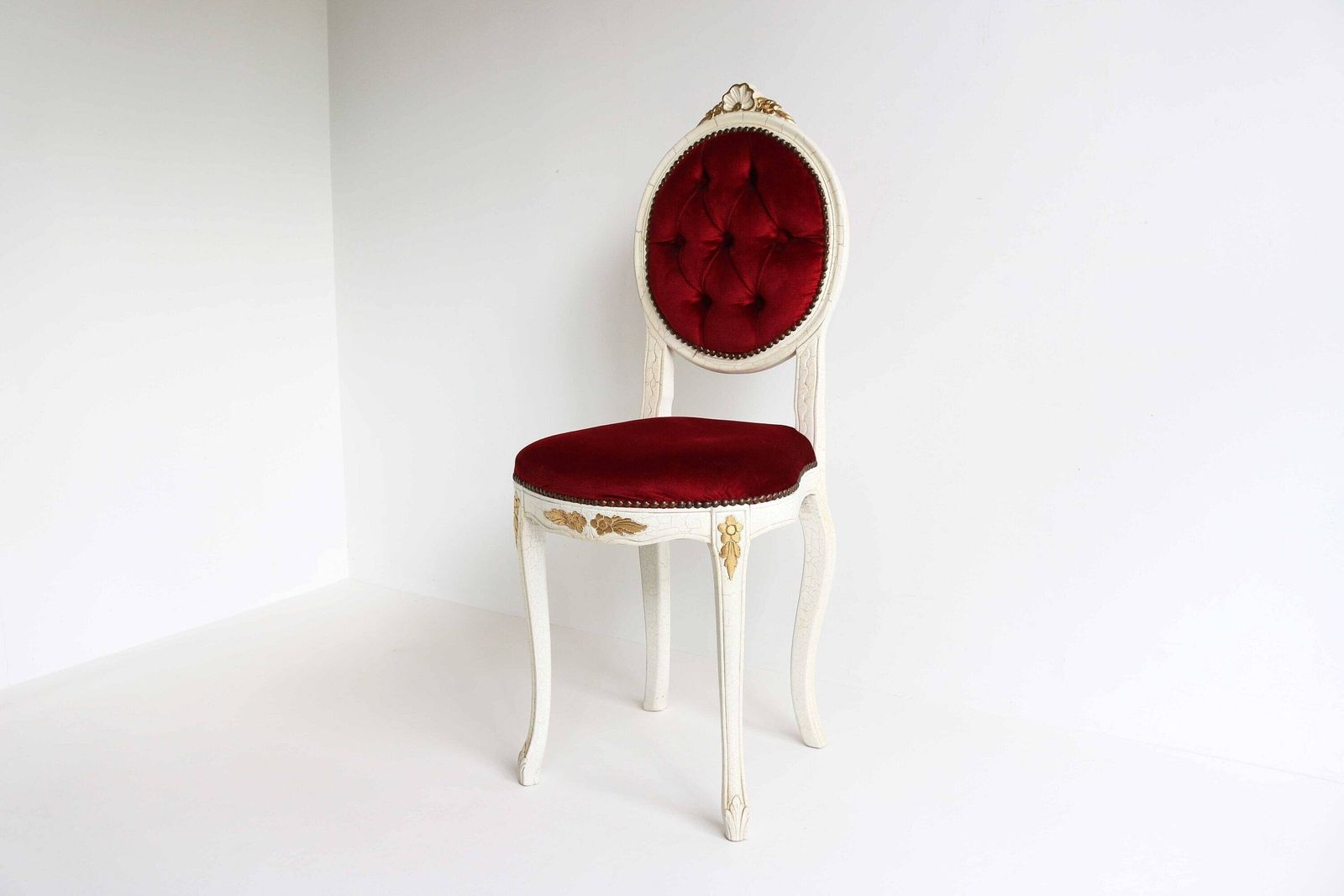Vintage Italiaanse Houten Gesculpteerde Stoel Met Gewatteerde Rode Stof – Romantisch, Ca. Jaren 1960, Mid Century, Louis XV Stijl photo Meubels