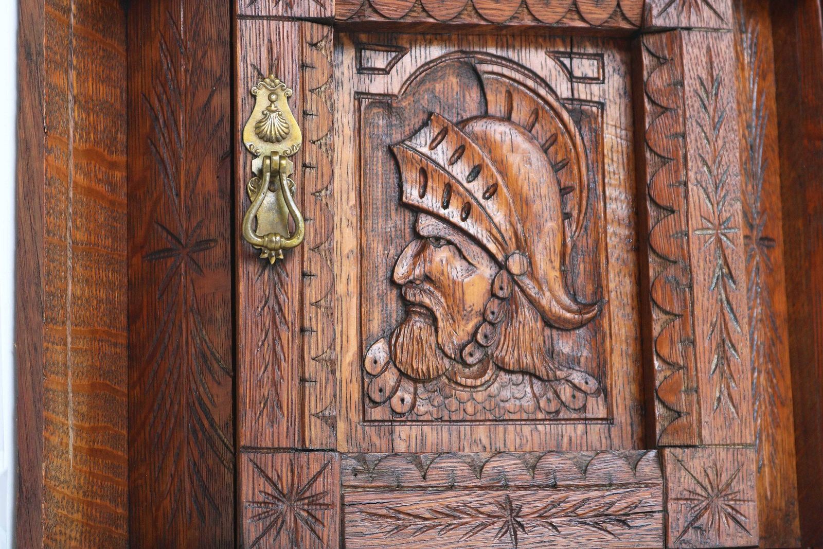 Antiek 19e Eeuws Frans Bretons Renaissance Eiken Gesneden Hoekwandkastje Met Ridder, Ca. 1880 – Medicijn , Badkamer  En Keukenkast photo furniture