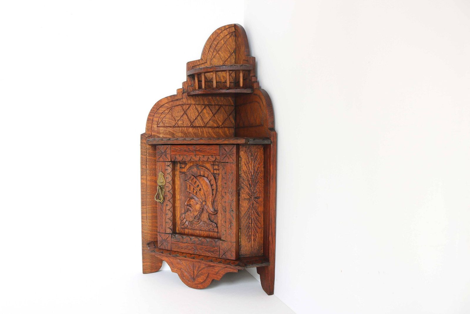 Antiek 19e Eeuws Frans Bretons Renaissance Eiken Gesneden Hoekwandkastje Met Ridder, Ca. 1880 – Medicijn , Badkamer  En Keukenkast photo for sale