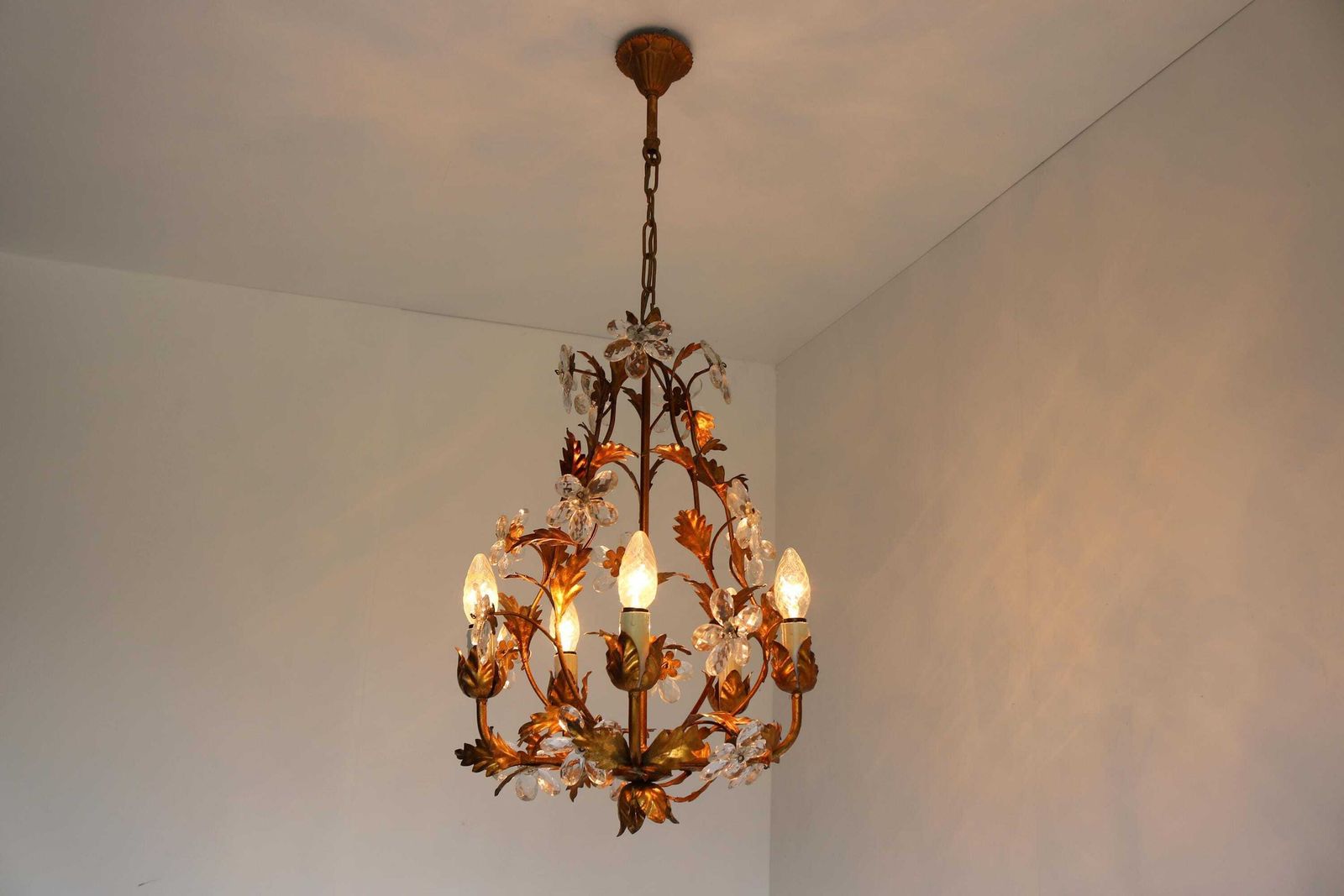 Mid Century Italiaanse Tole Kroonluchter Met Kristallen Bloemen – Hollywood Regency Hanglamp, Ca. Jaren 1950 photo Verlichting