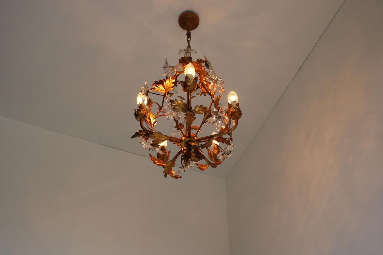 Mid Century Italiaanse Tole Kroonluchter Met Kristallen Bloemen – Hollywood Regency Hanglamp, Ca. Jaren 1950 photo vintage