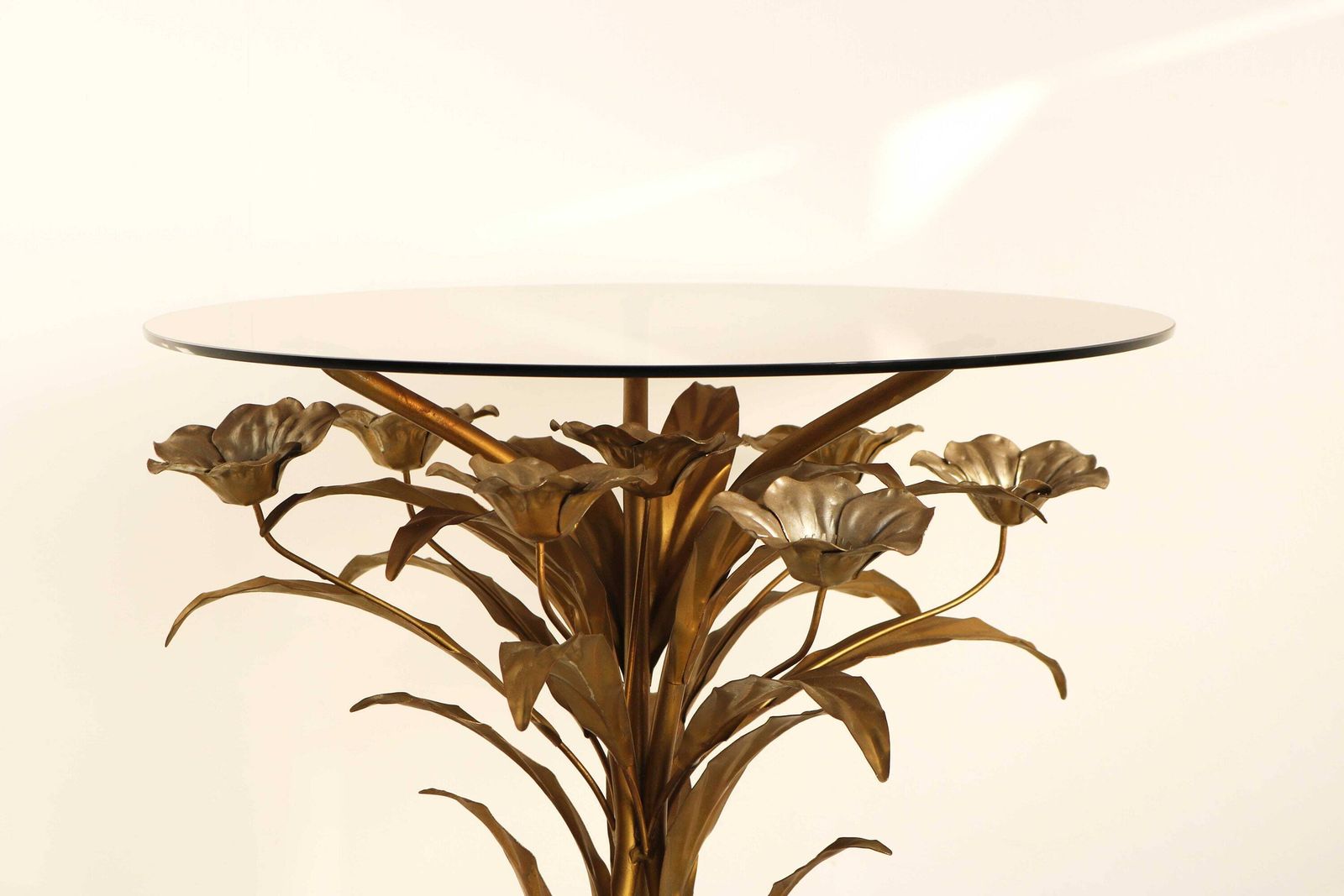 Mid Century Verguld Florentijns Bijzettafeltje Van Hans Kögl – Hollywood Regency Verguld Metaal Duits Rond Salontafeltje 1960s Design Rookglas Tafel photo vinterior