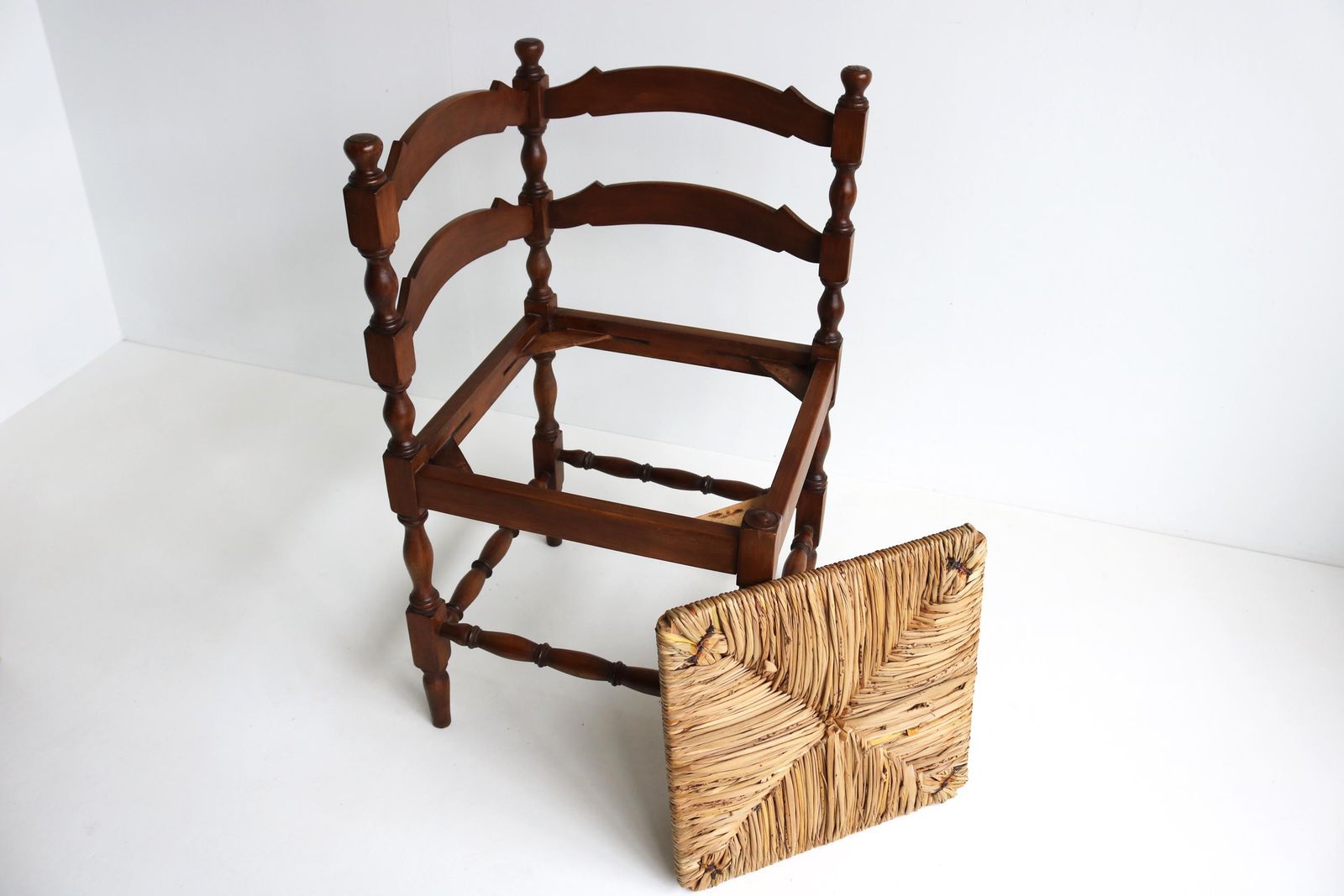Antieke Hoekstoel – Gedraaid Hout & Gevlochten Biezen Zitting – Jaren 1930, Boerenhoeve Stijl photo vintage