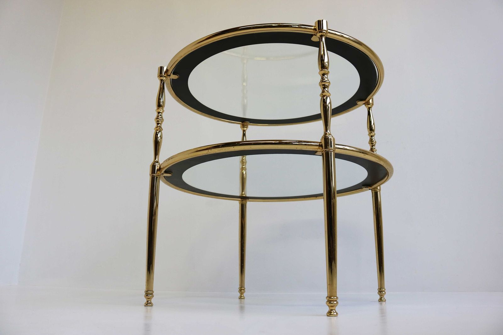 Ronde Messing Bijzettafel Met Glazen Schappen Omgeven Door Een Verzilverde Spiegel, Frans. Ca. 1970 Hollywood Regency Gouden Salontafel/Bijzettafel photo buy