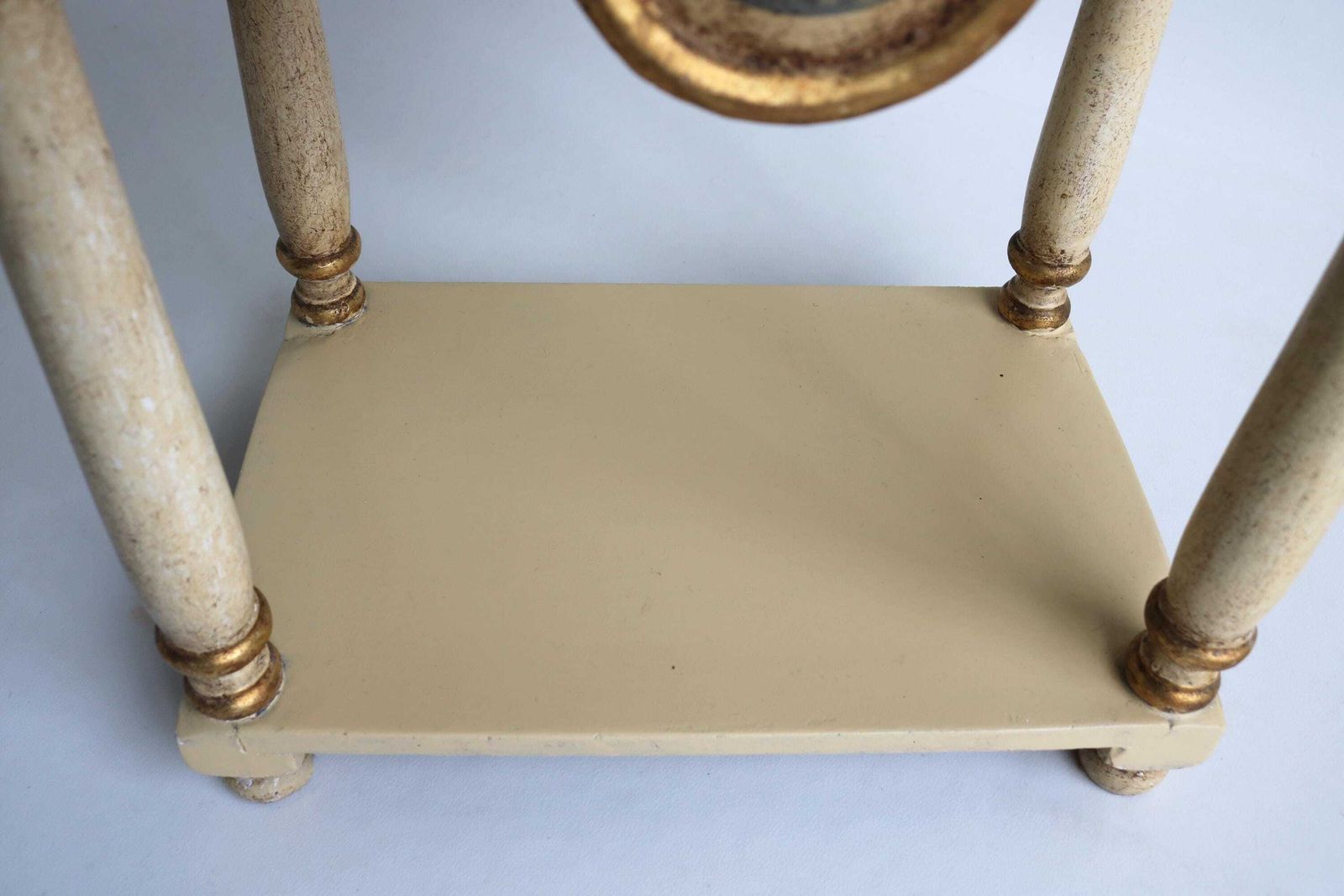 photo furniture Italiaans Handgeschilderd Nachtkastje In Florentijnse Stijl Met Bloemmotief – Vintage Bijzettafel – Ca. Jaren 1940