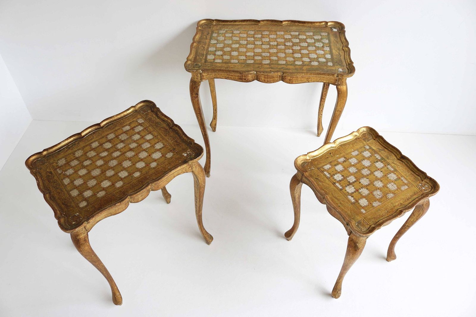 Regency Florentine Coffee Tables In Gilded Wood, 1960s, Set Of 3 Italian Nesting Tables Neoclassical Gilded Side Tables Golden Hand Painted photo Furniture