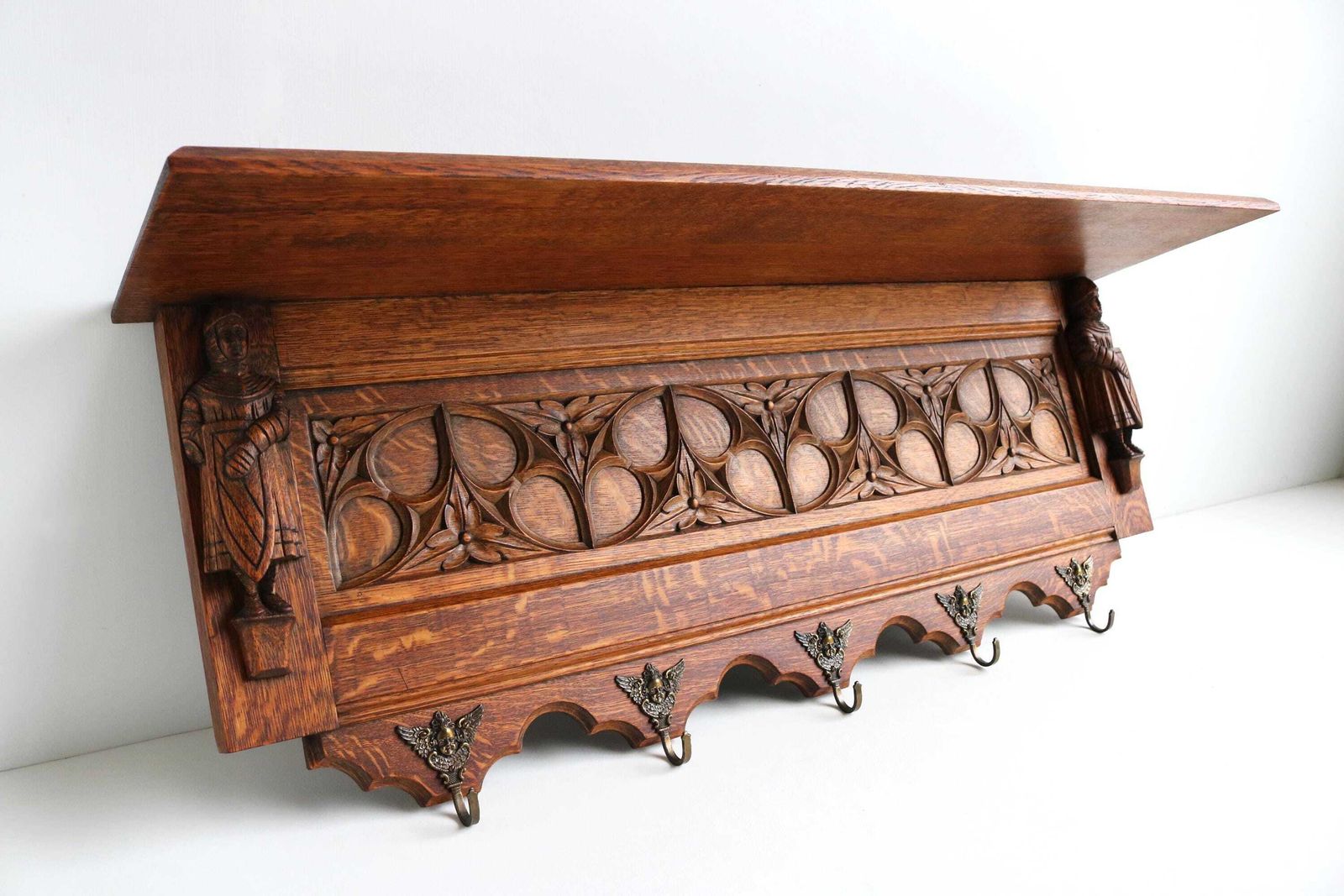 Antiek Handgesneden Gothic Revival Eiken Wandkapstok Met Messing Haken, Twee Ridders, Bloemmotieven, Hoedenrek, Kledinghaak, Keukenrek En Boekenplank, Ca. 1910 photo vinterior