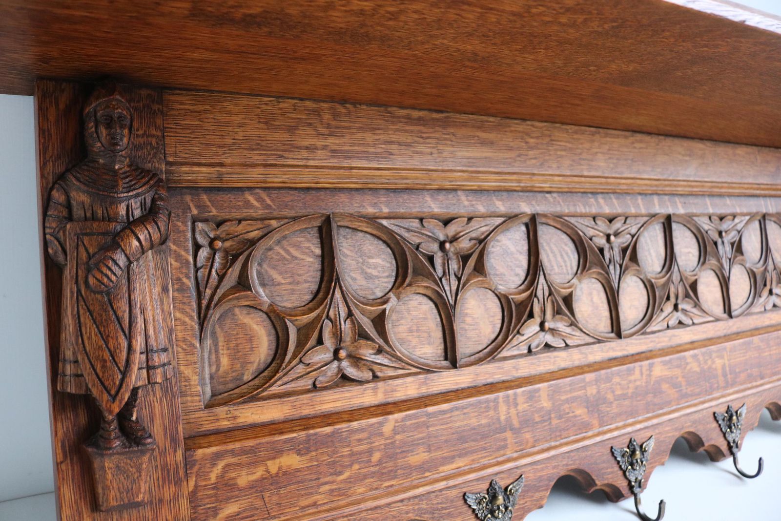 Antiek Handgesneden Gothic Revival Eiken Wandkapstok Met Messing Haken, Twee Ridders, Bloemmotieven, Hoedenrek, Kledinghaak, Keukenrek En Boekenplank, Ca. 1910 photo buy