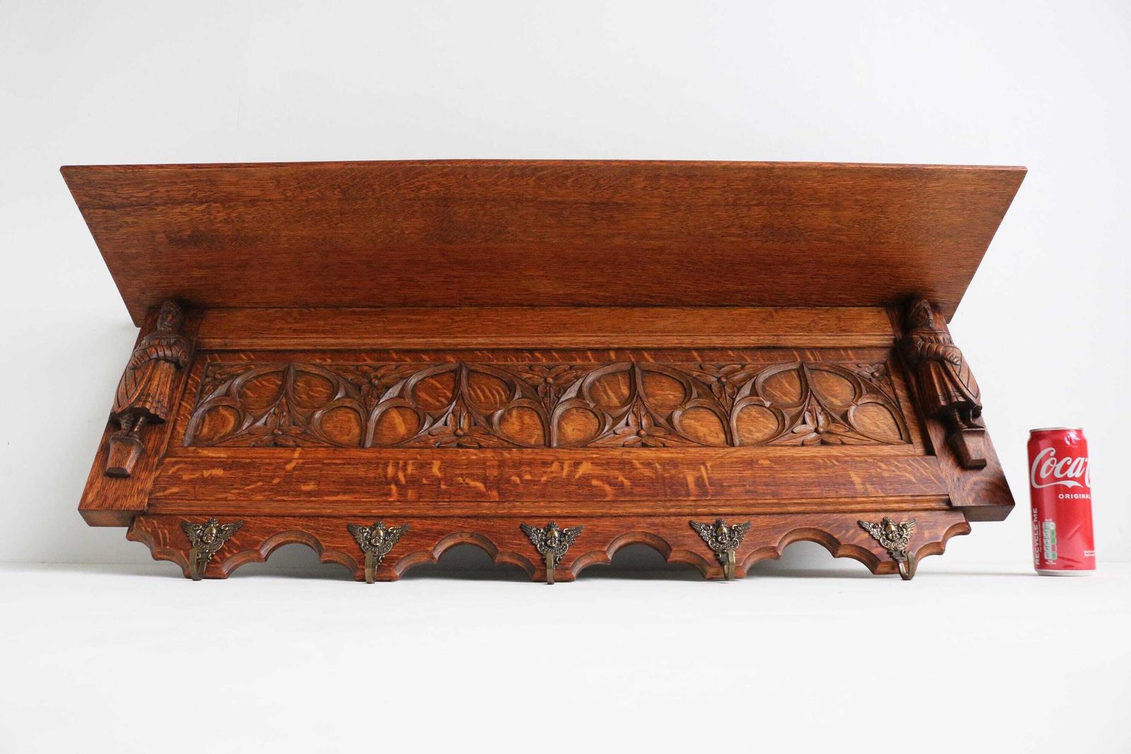 photo for sale Antiek Handgesneden Gothic Revival Eiken Wandkapstok Met Messing Haken, Twee Ridders, Bloemmotieven, Hoedenrek, Kledinghaak, Keukenrek En Boekenplank, Ca. 1910