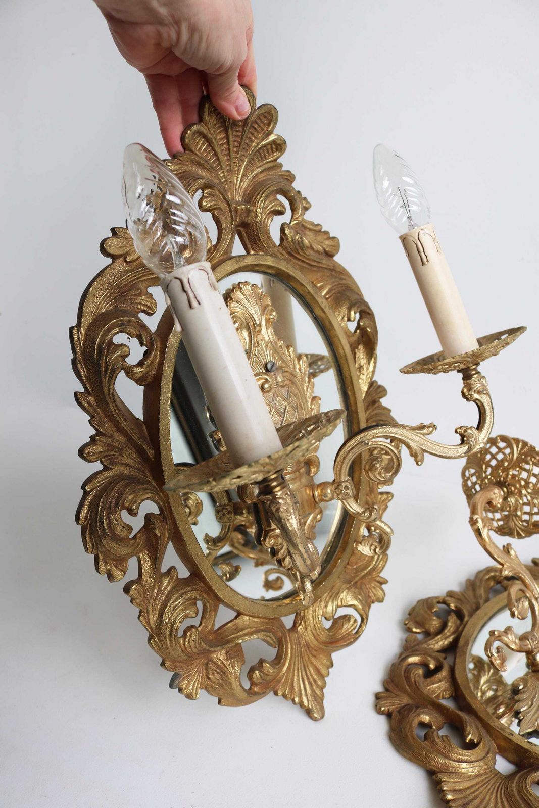 Paar Franse Wandlampen Met Spiegelrug En Dubbele Armen – Verguld Messing/Brons In Louis XV Stijl – Ca. Jaren 1950 photo vintage
