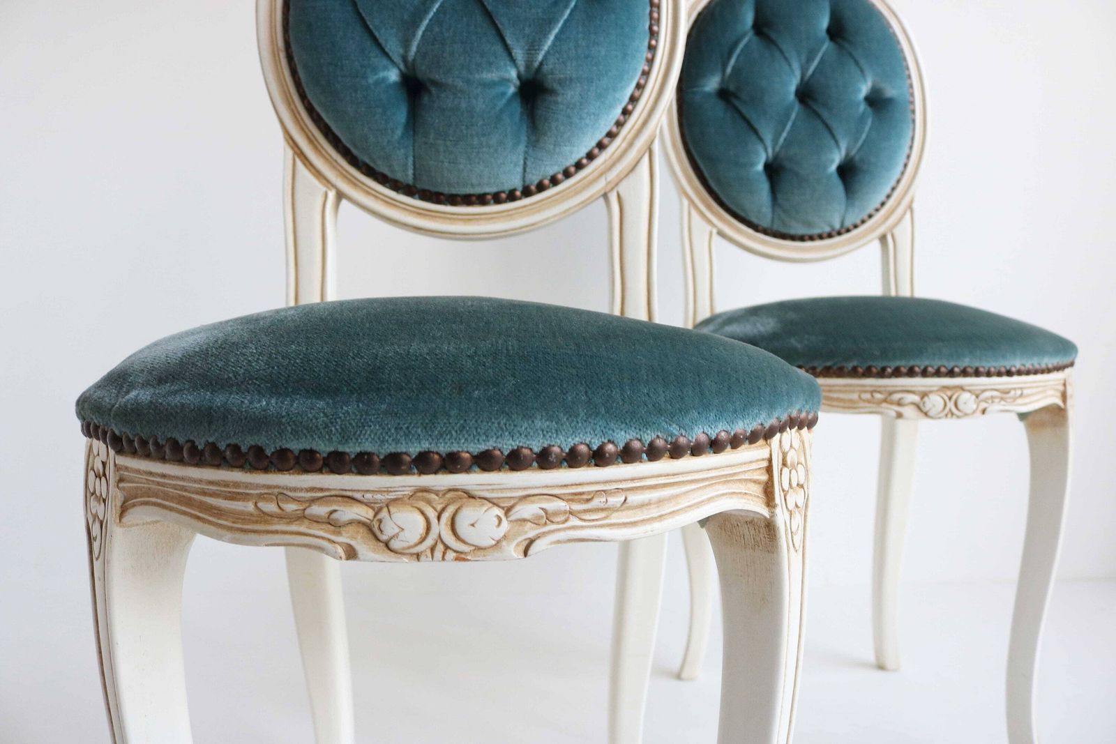 Paar Boudoirstoelen In Regency Stijl – Set Van Twee Fluwelen Stoelen Met Handgesneden Frame, Jaren 1960 photo Meubels
