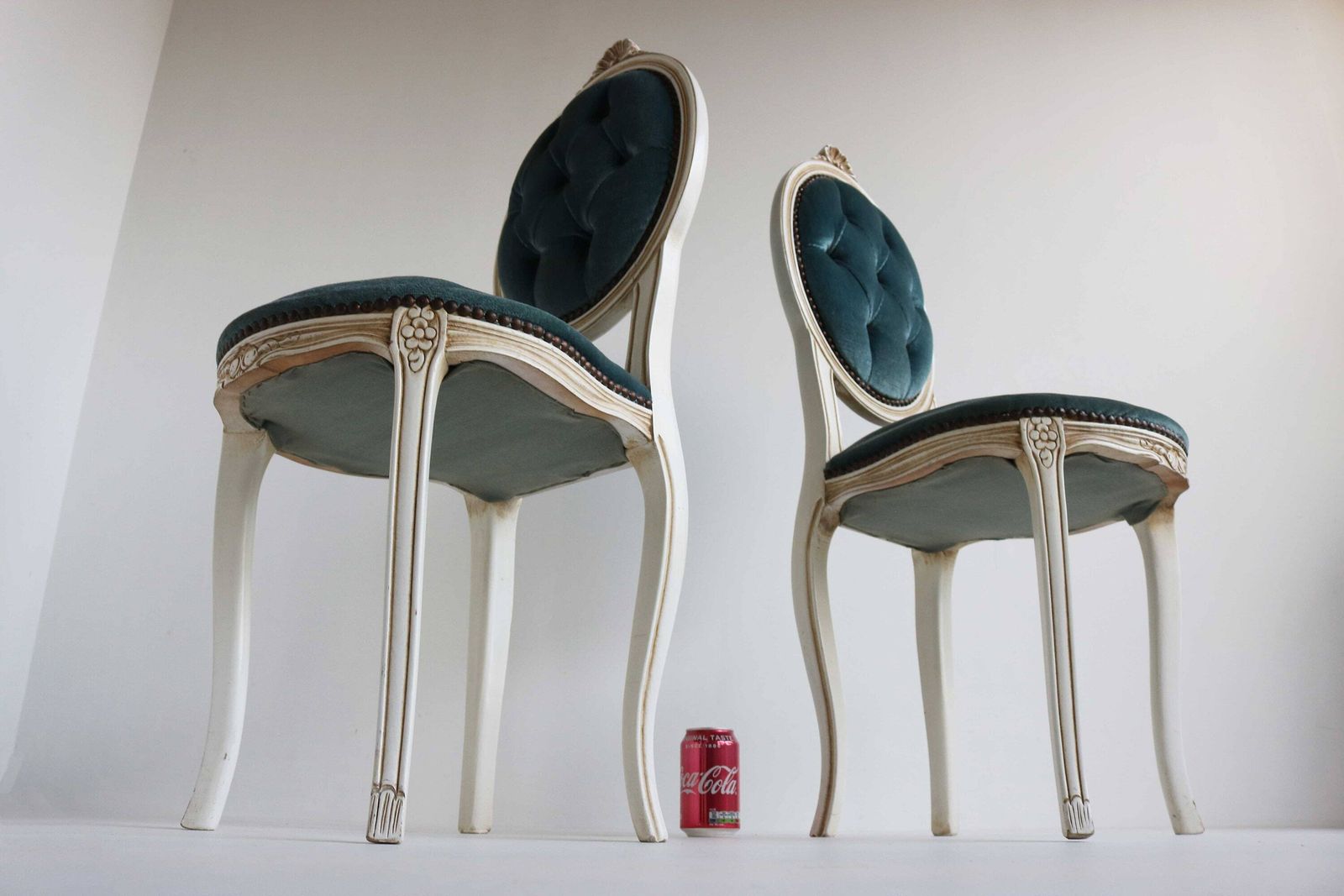 photo furniture Paar Boudoirstoelen In Regency Stijl – Set Van Twee Fluwelen Stoelen Met Handgesneden Frame, Jaren 1960