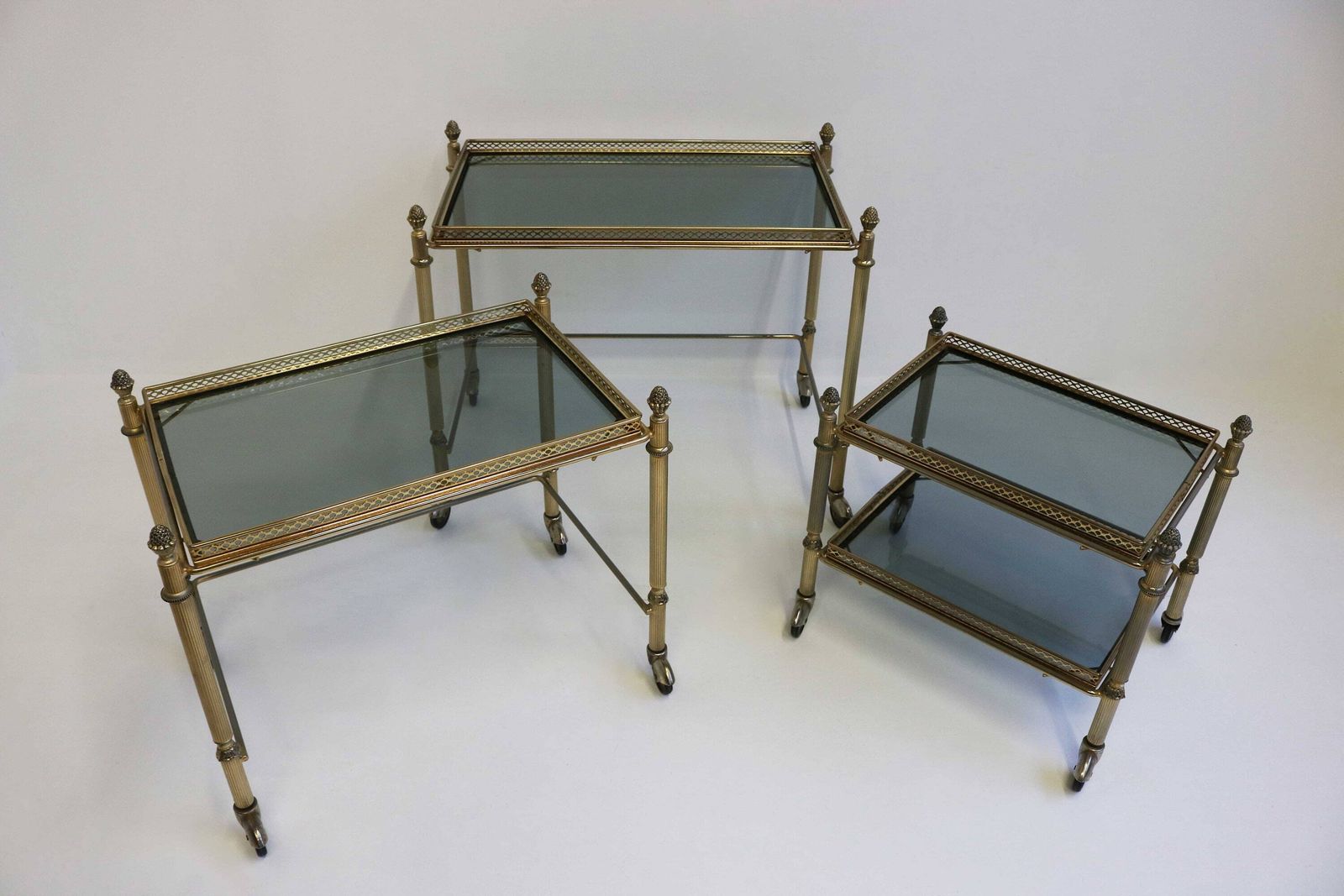 Neoclassische Franse Bijzettafels In Maison Baguès Stijl – Mid Century Gerookt Glas, Set Van 3 Vintage Bijzettafels Op Wieltjes, Ca. 1960 photo Meubels