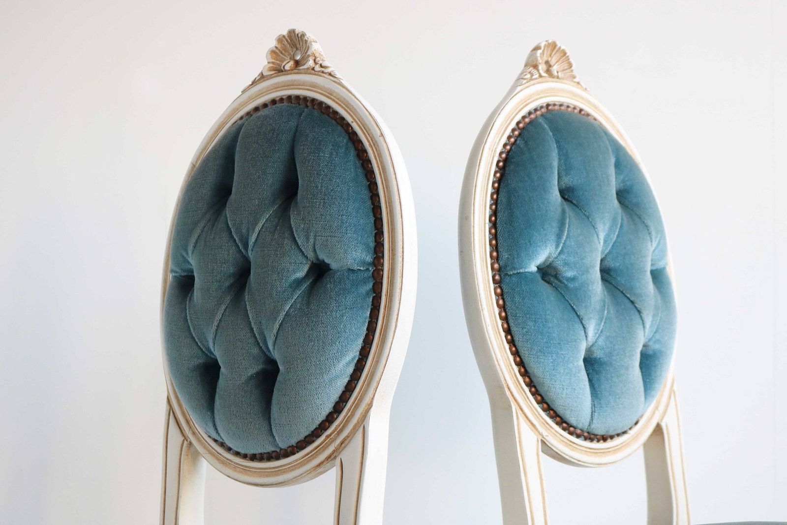 Twee Louis XV Stijl Gestoffeerde Stoelen Met Blauw Gewatteerd Stof – Sierlijke Bijzetstoelen / Kaptafelstoelen – Slaapkamerstoelen – Hollywood Regency – Italiaans – Ca. Jaren 1960 photo furniture