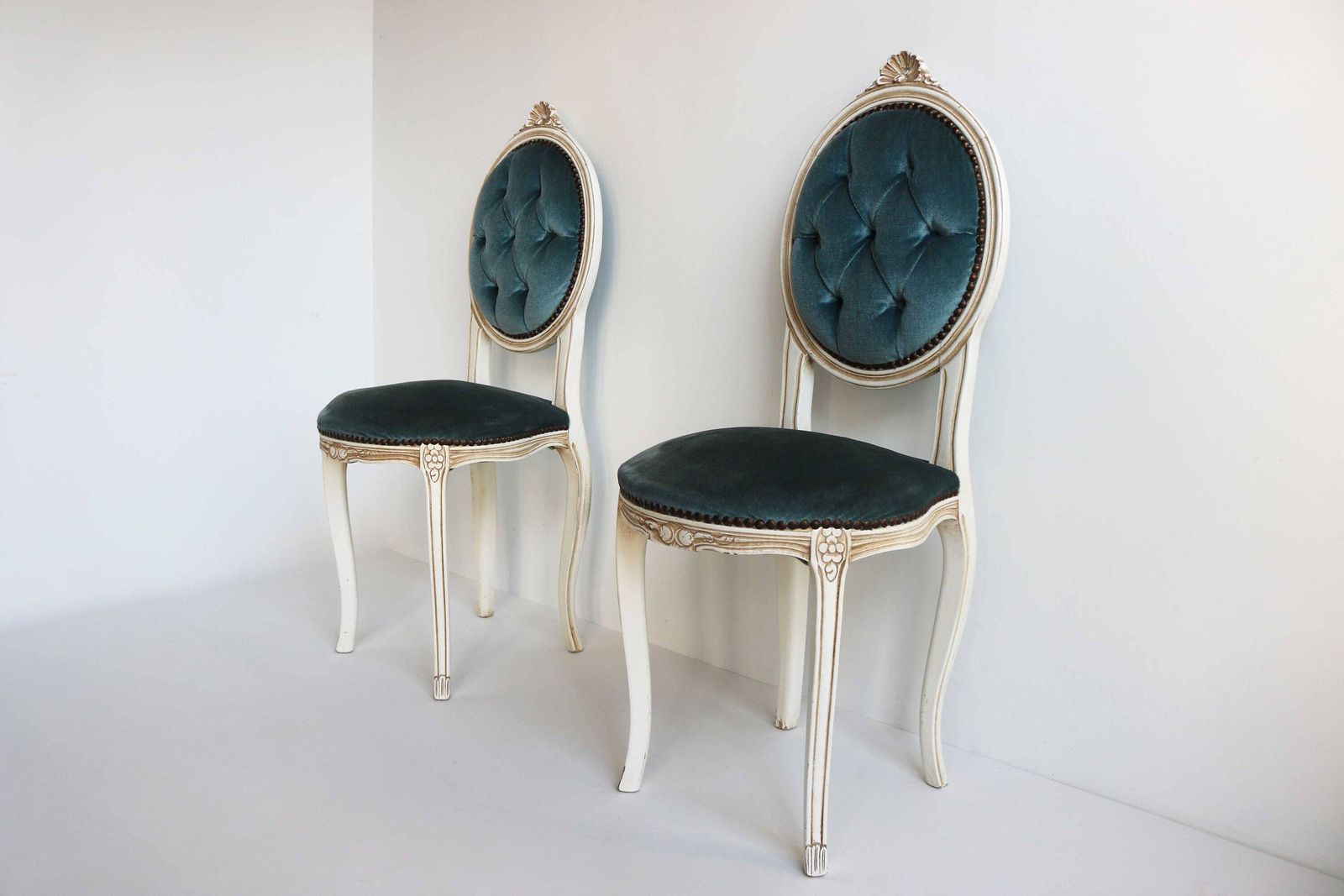 Twee Louis XV Stijl Gestoffeerde Stoelen Met Blauw Gewatteerd Stof – Sierlijke Bijzetstoelen / Kaptafelstoelen – Slaapkamerstoelen – Hollywood Regency – Italiaans – Ca. Jaren 1960 photo vinterior