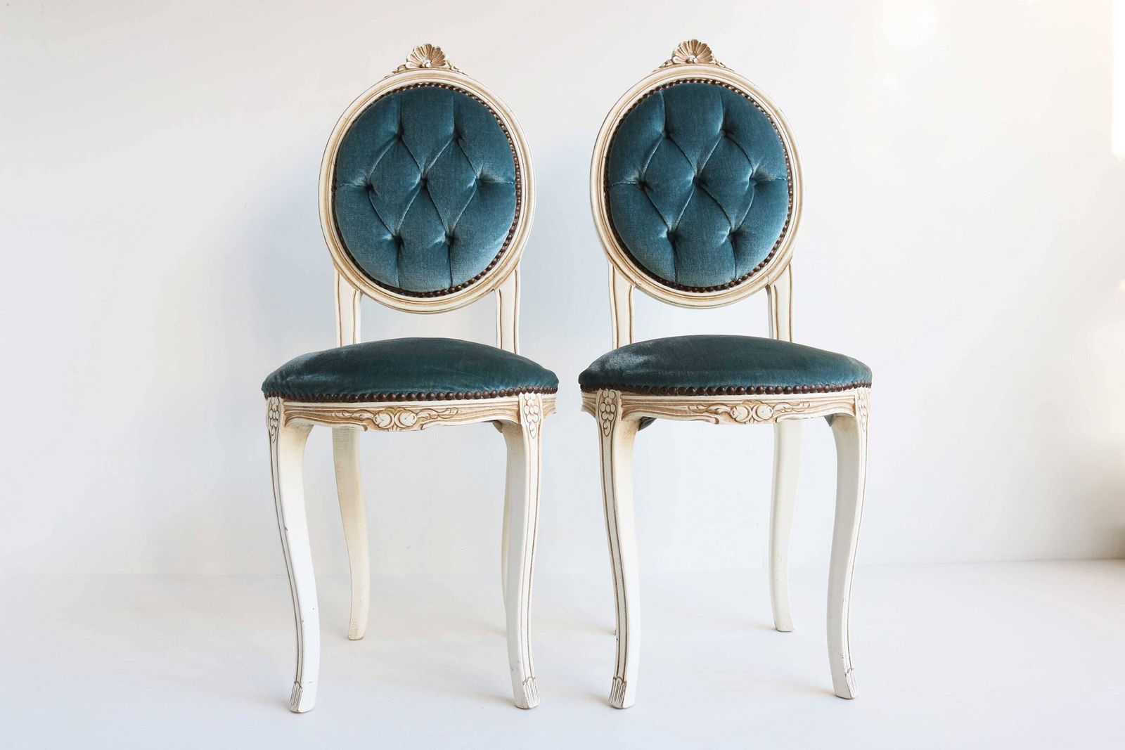 Twee Louis XV Stijl Gestoffeerde Stoelen Met Blauw Gewatteerd Stof – Sierlijke Bijzetstoelen / Kaptafelstoelen – Slaapkamerstoelen – Hollywood Regency – Italiaans – Ca. Jaren 1960 photo buy