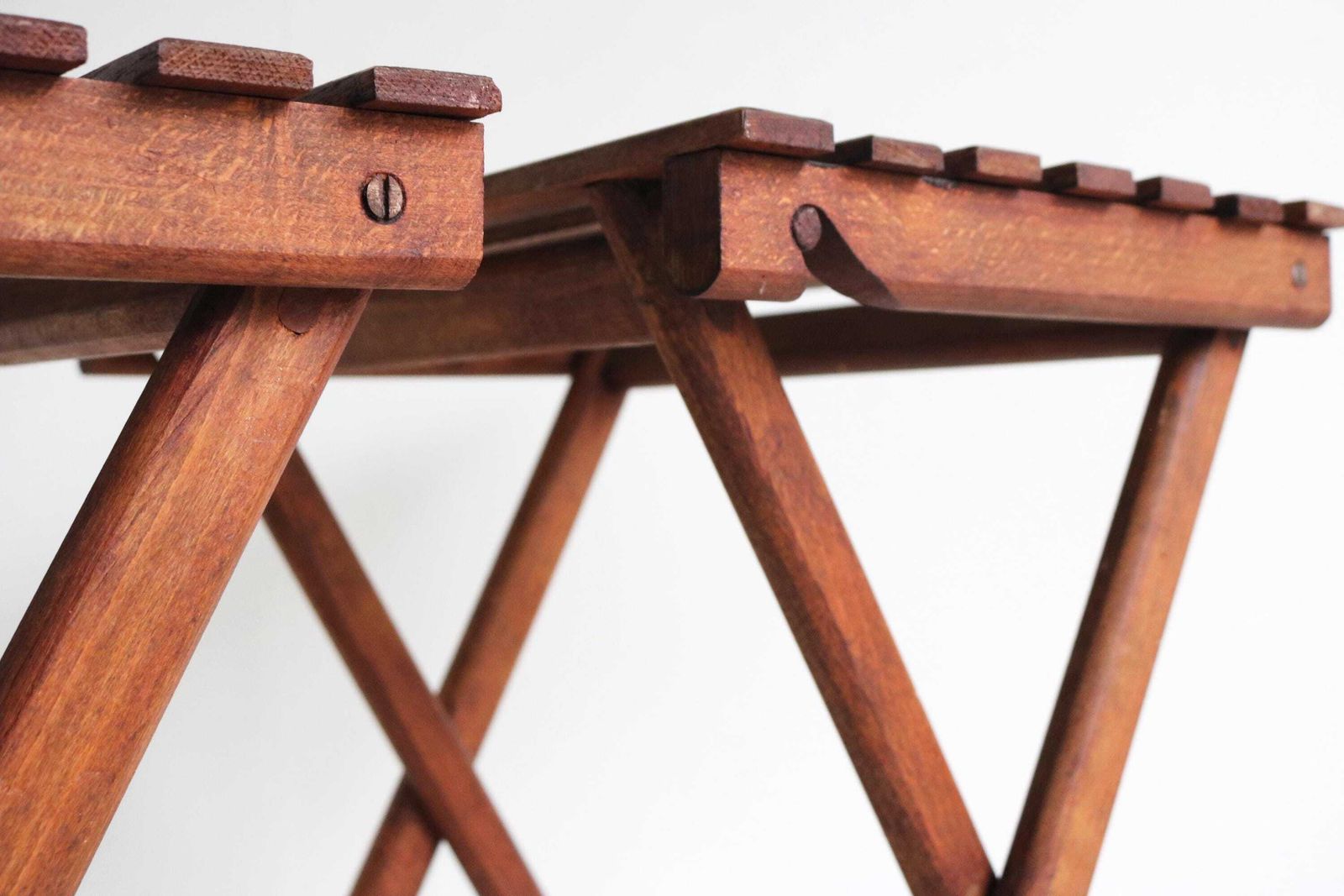 Set Van Twee Vintage Houten Klapstoelen/Klaptatels Met Houten Latten – Bijzettafels, Plantenstandaards, Nachtkastjes, Voetsteunen – Ca. Jaren 1960 photo for sale