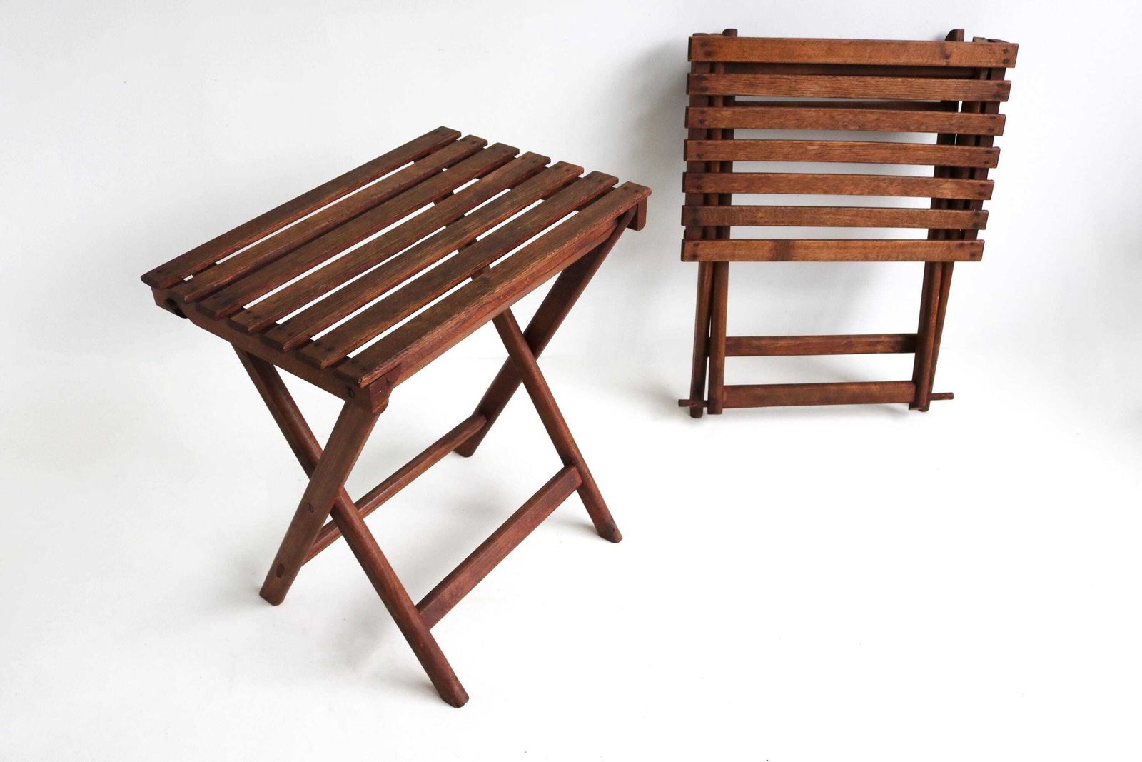 Set Van Twee Vintage Houten Klapstoelen/Klaptatels Met Houten Latten – Bijzettafels, Plantenstandaards, Nachtkastjes, Voetsteunen – Ca. Jaren 1960 photo vinterior