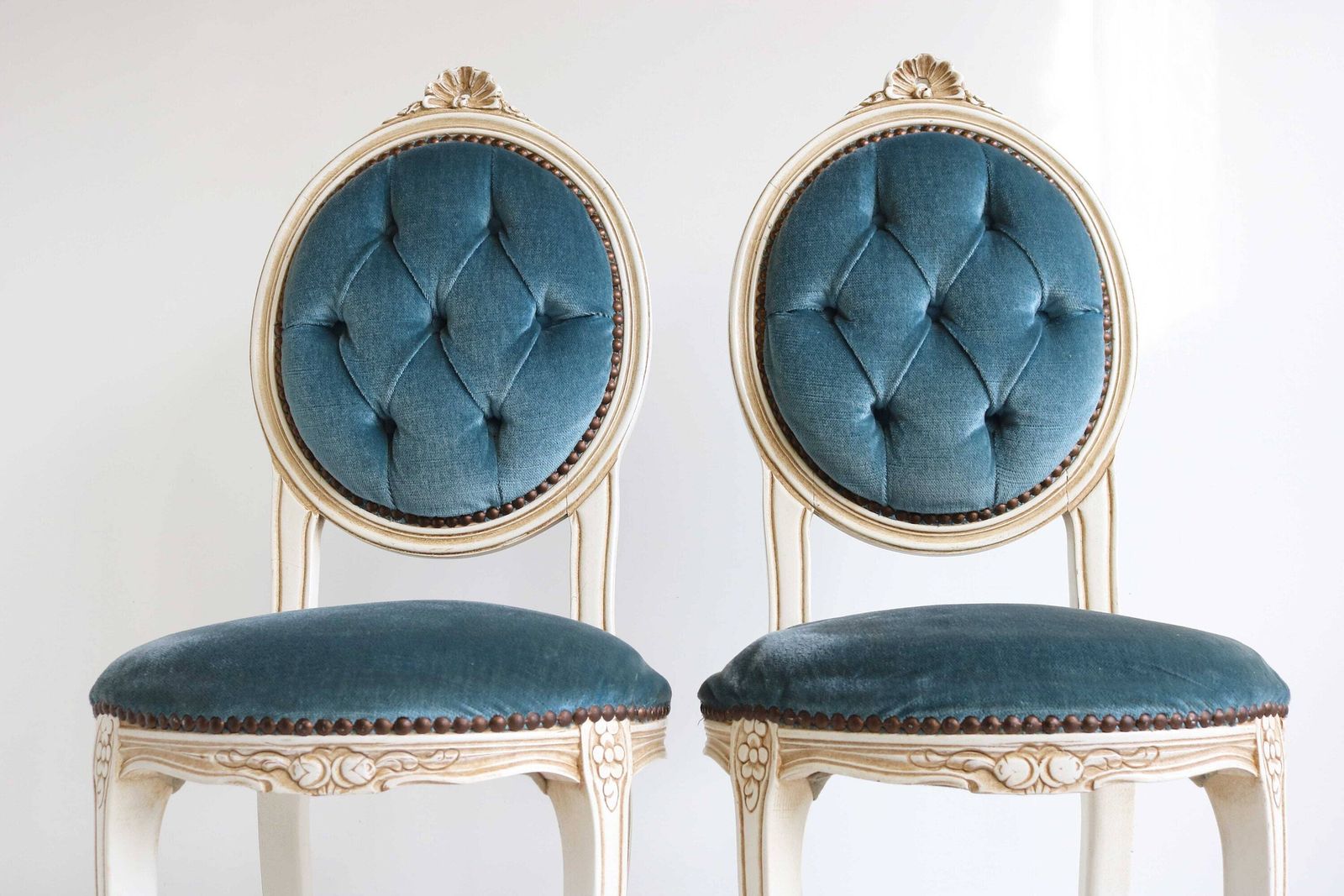 Set Hollywood Regency Italian Wood Carved Small Chairs Quilted Blue Fabric Romantic 1960 Midcentury Vanity Chairs Bedroom, Louis XV Style photo Furniture