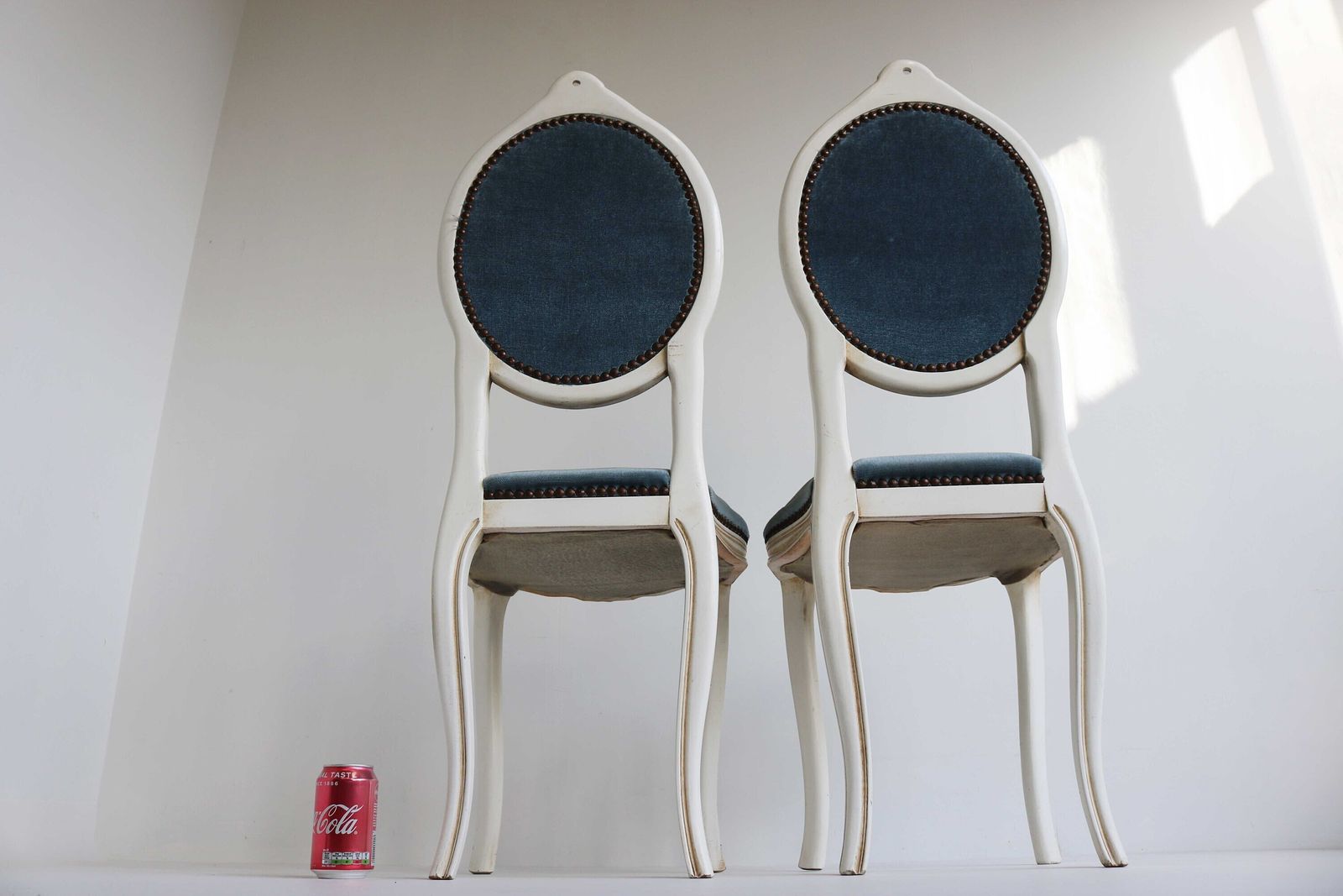 Set Hollywood Regency Italian Wood Carved Small Chairs Quilted Blue Fabric Romantic 1960 Midcentury Vanity Chairs Bedroom, Louis XV Style photo vintage