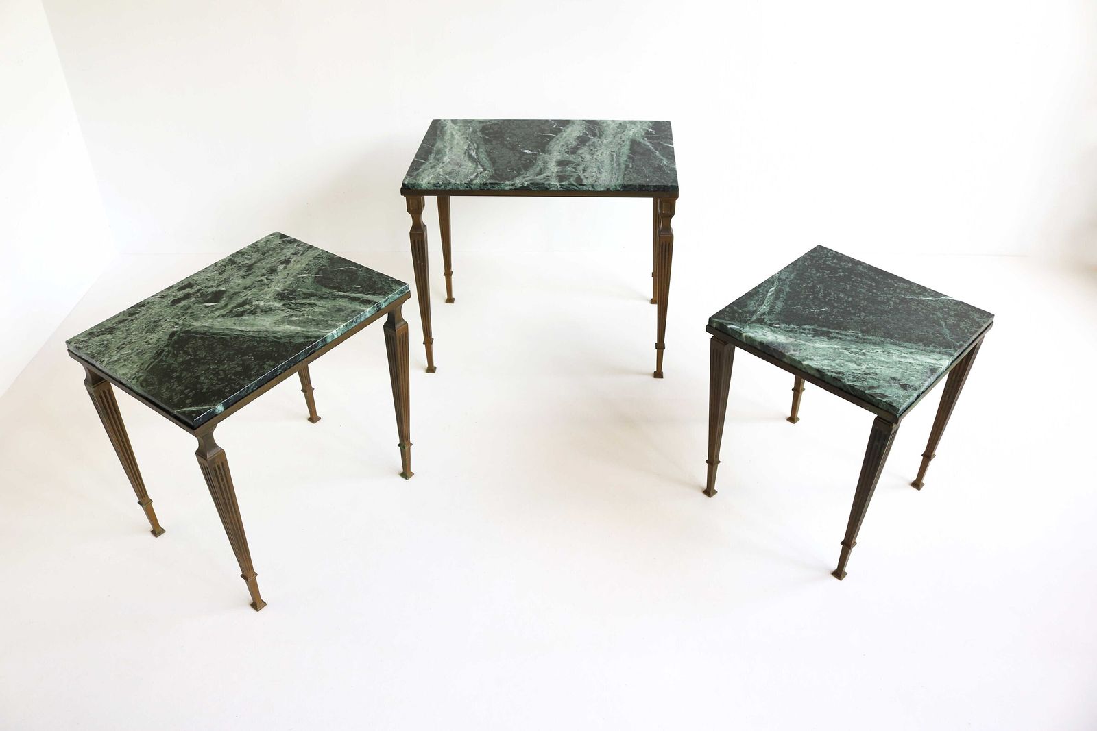 Regency Messing En Marmer Bijzettafels, In De Stijl Van Maison Jansen – Mid Century Nesttafels Met Groen Marmeren Blad, Frankrijk, Louis XVI Empire photo Meubels