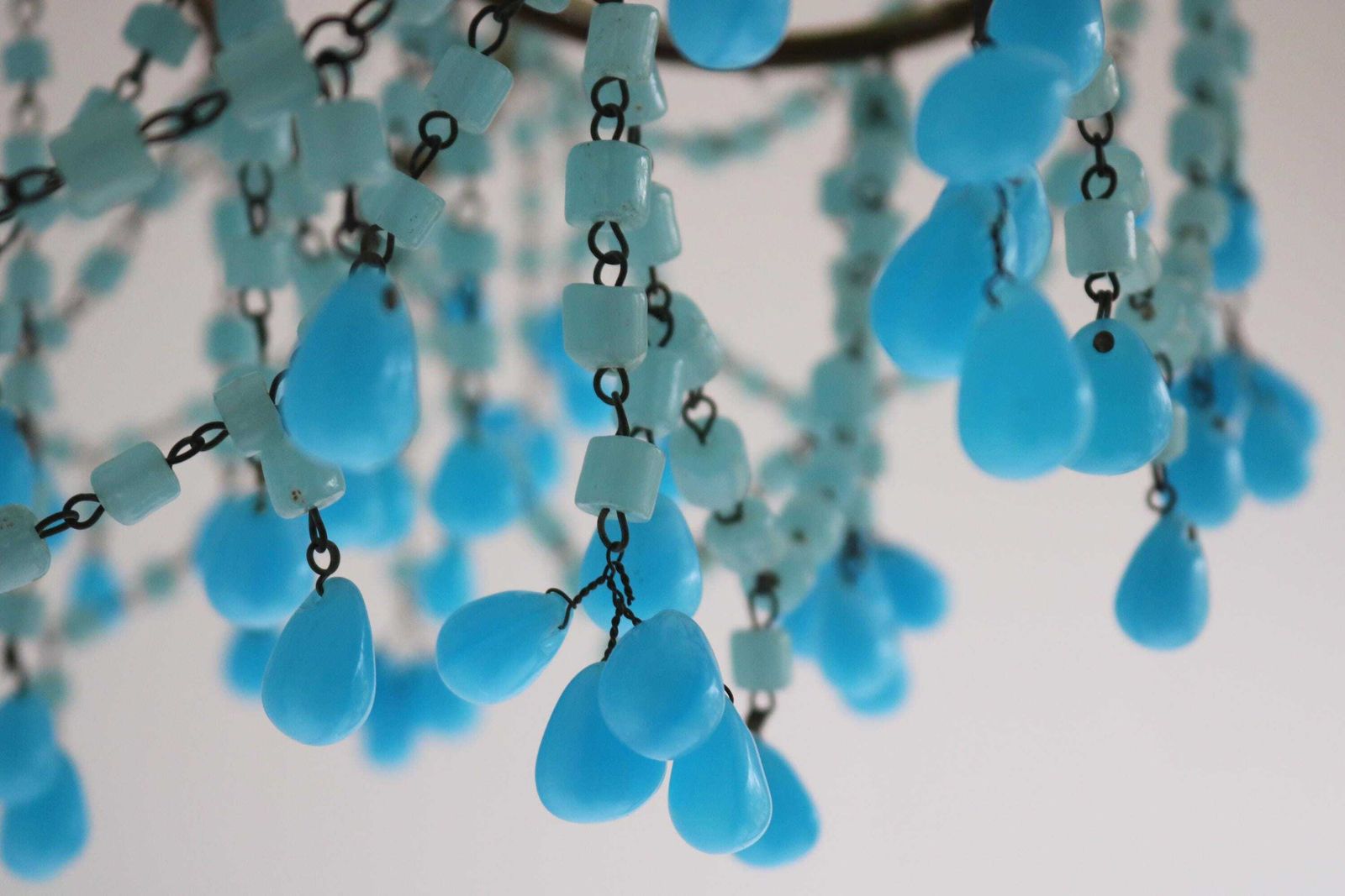 Antieke Franse Murano Blauwe Kralen Guirlandes Opaline Kralen Luchter Macaroni Kralen Kroonluchter Hanglamp Kleine Steentjes Ca. 1920 photo Verlichting