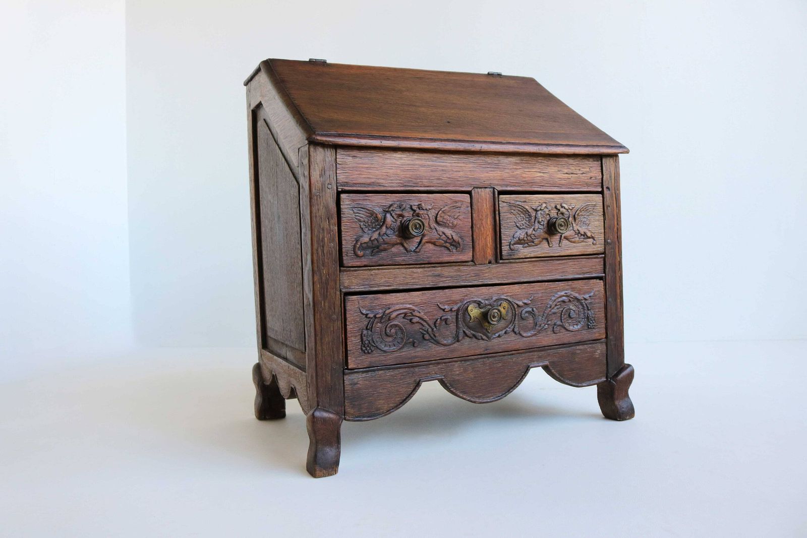 Antiek Kindersecretaire Klein Schuinoplopend Bureau Eiken 19e Eeuw Ca. 1870 Handgesneden Griffioenen / Draken photo furniture