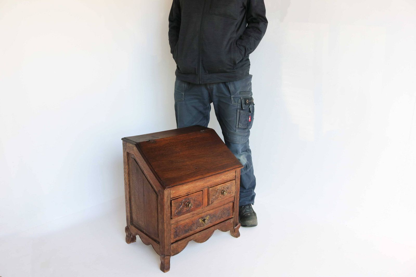 Antiek Kindersecretaire Klein Schuinoplopend Bureau Eiken 19e Eeuw Ca. 1870 Handgesneden Griffioenen / Draken photo vinterior