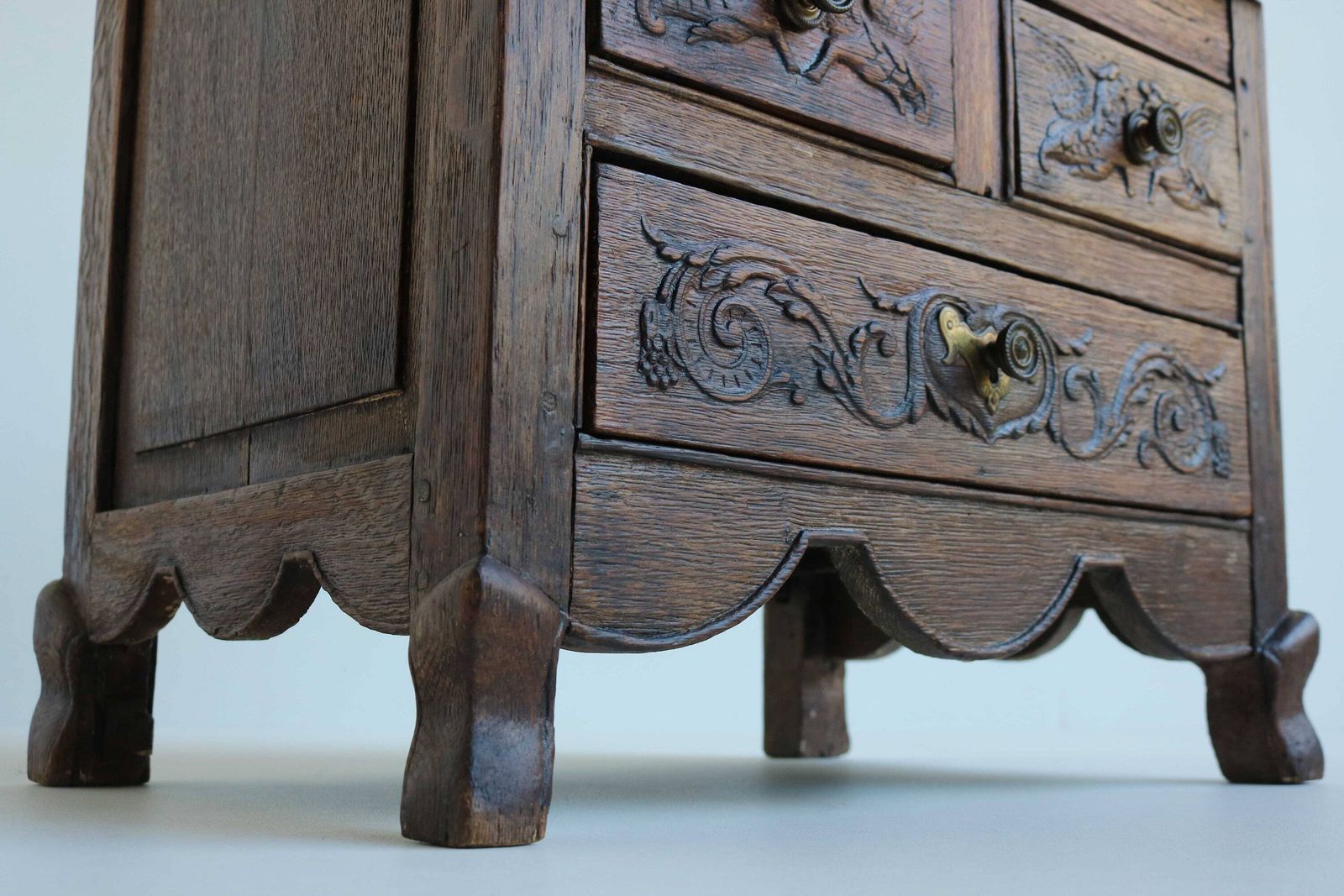 Antiek Kindersecretaire Klein Schuinoplopend Bureau Eiken 19e Eeuw Ca. 1870 Handgesneden Griffioenen / Draken photo vintage