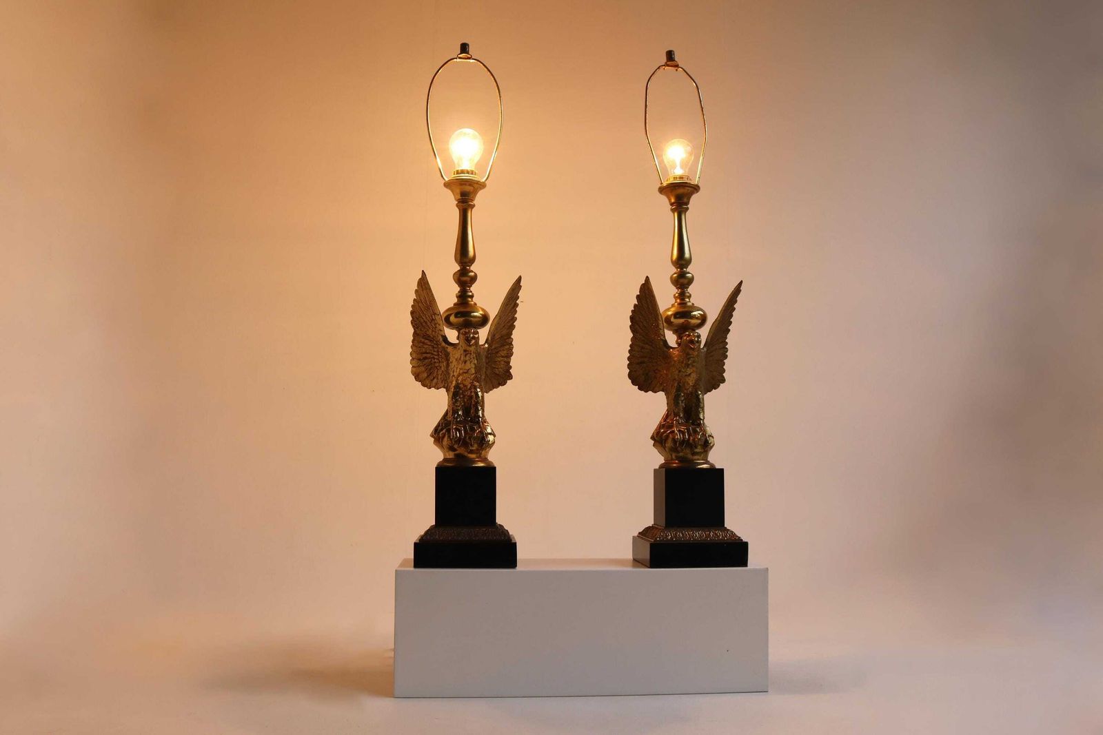 Deknudt   Loevsky & Loevsky   Paar Adelaar Tafellampen   Twee Hollywood Regency Bureaulampen   Mid Century Paar Messing Design Lampen   Vintage 1970