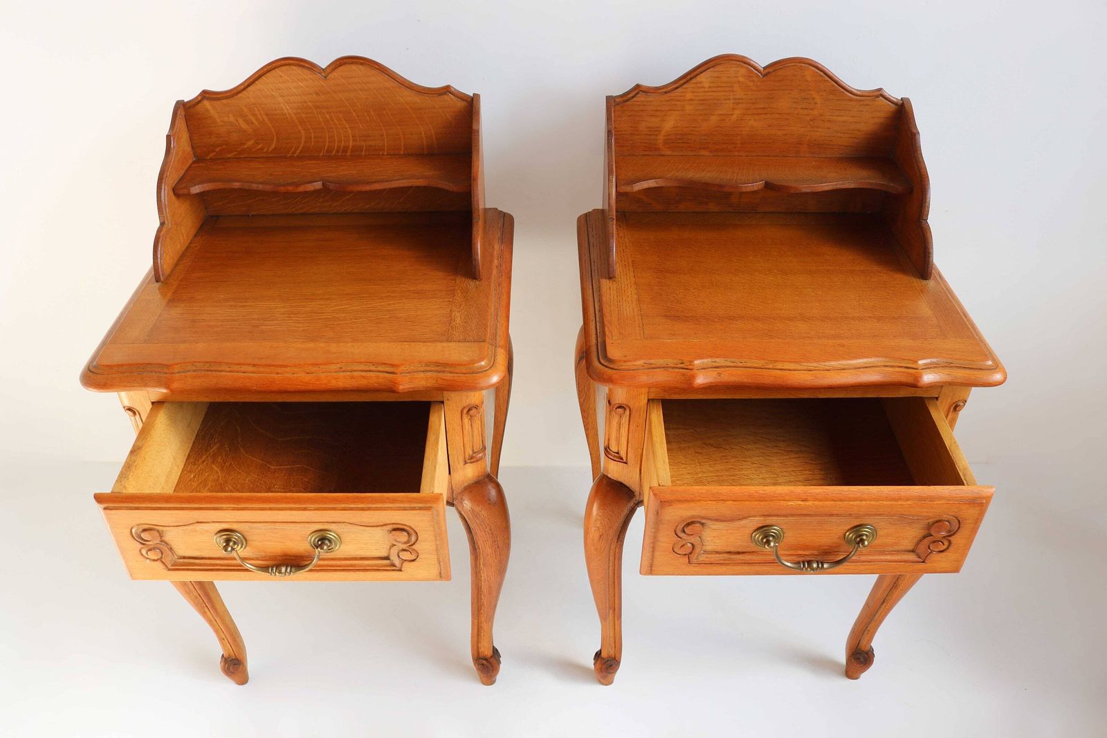 Stel Louis XV Stijl Nachtkastjes Met Lade En Plank – Set Van 2 | Franse Provinciale Stijl | Eiken Bijzettafels | Houten Kastjes | Mid Century Jaren 1960 photo for sale