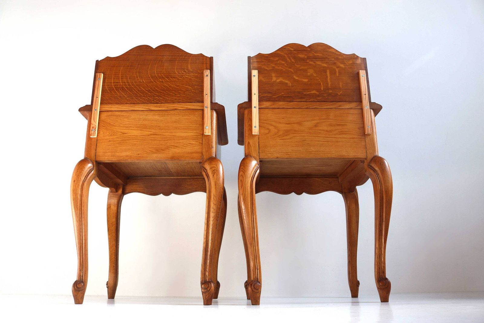 photo furniture Stel Louis XV Stijl Nachtkastjes Met Lade En Plank – Set Van 2 | Franse Provinciale Stijl | Eiken Bijzettafels | Houten Kastjes | Mid Century Jaren 1960
