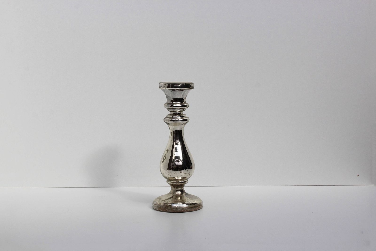 Antieke Nederlandse Kwikzilver Victoriaanse Kaarsenhouder Van Geblazen Glas Met Spiegeleffect – Armeluis Zilver, Ca. 1900 – 19e Eeuw, Holland photo for sale