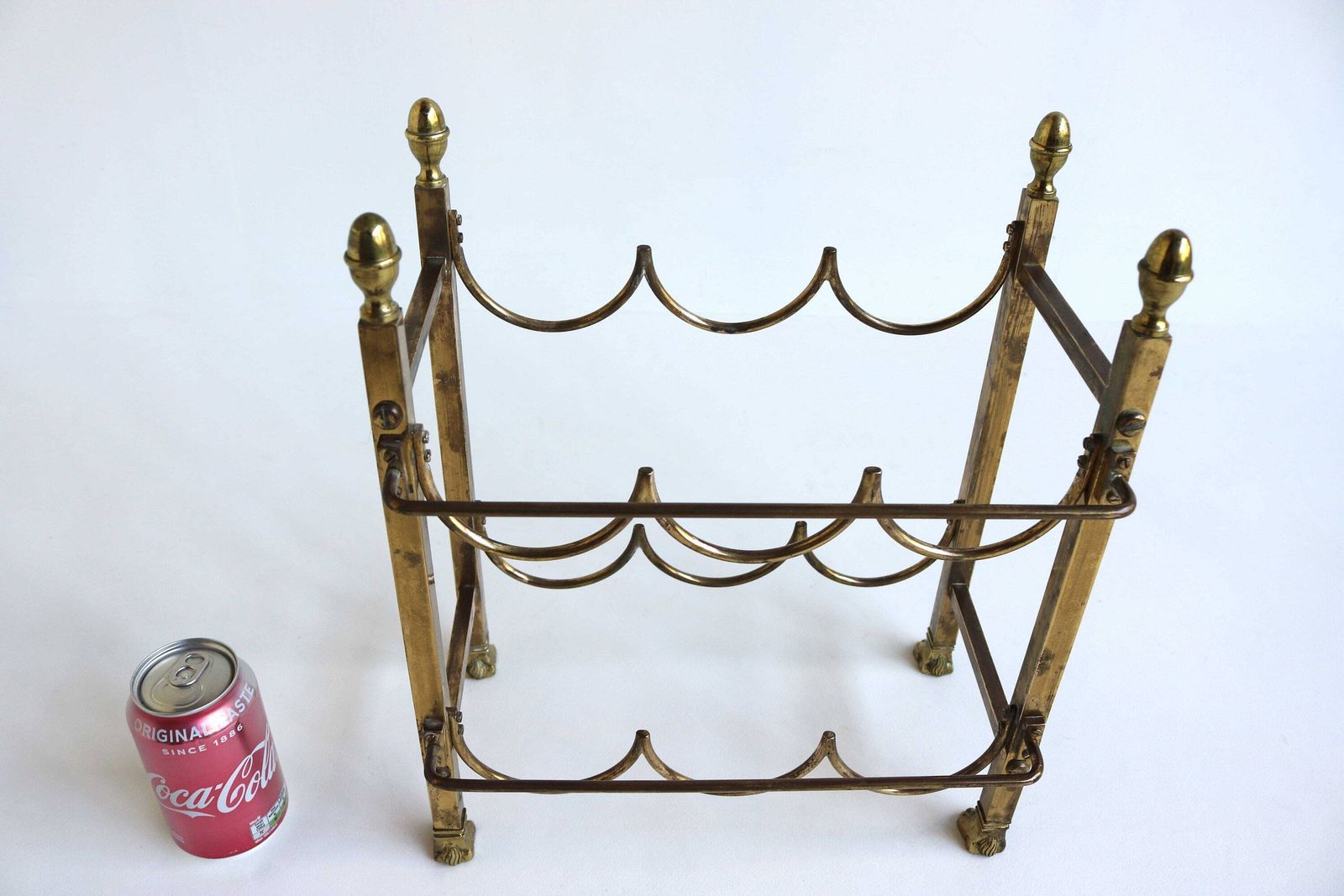 photo for sale Maison Jansen Klein Messing Wijnrek Tafelmodel Frans Vintage Hollywood Regency Keukenrek Zesflessen Houder Neoklassiek Leeuwenpoten 40s