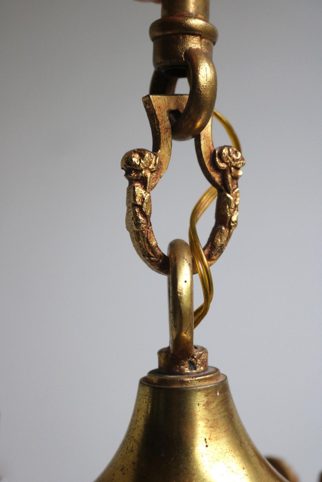 photo furniture Mid Century Franse Hanglamp In Verguld Messing En Matgeëtst Glas – Art Nouveau Stijl Druppelvorm – Plafondlamp In Louis XVI Stijl