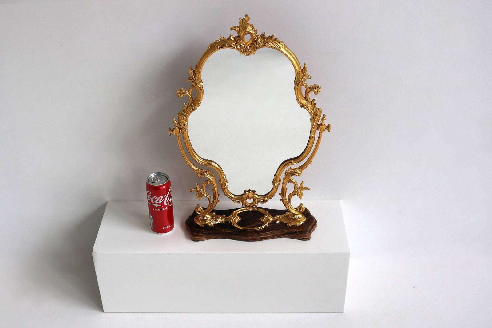 photo furniture Mid Century Ornate Gilded Casted Brass Brown Marble Vanity Mirror Dressing Tabletop Mirror Gold Romantic 1960 Classic Antique Style Folding