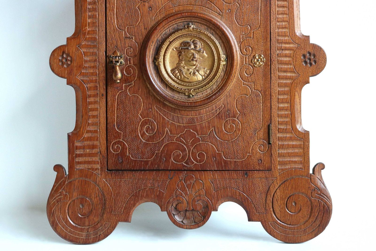Antiek Eiken Gesneden Medicijn /Badkamer /Keuken /Apothekersleutelkastje Met Messing Ornamenten – 19e Eeuw photo Meubels