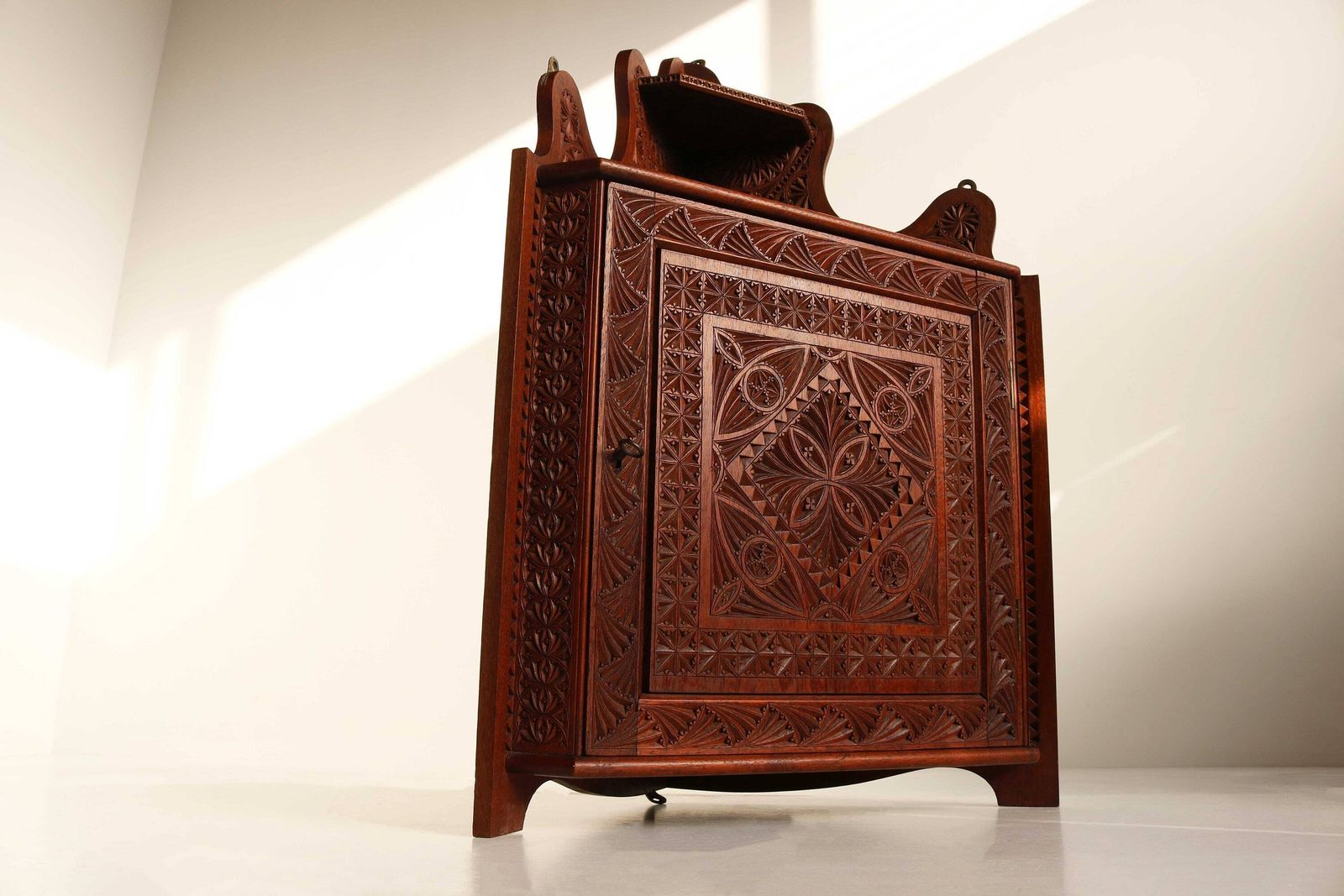 photo furniture Antiek Nederlands Provinciaal Houtgesneden Hoekkastje – Medicijn , Badkamer , Keuken  Of Sleutelkastje, Ca. 1920