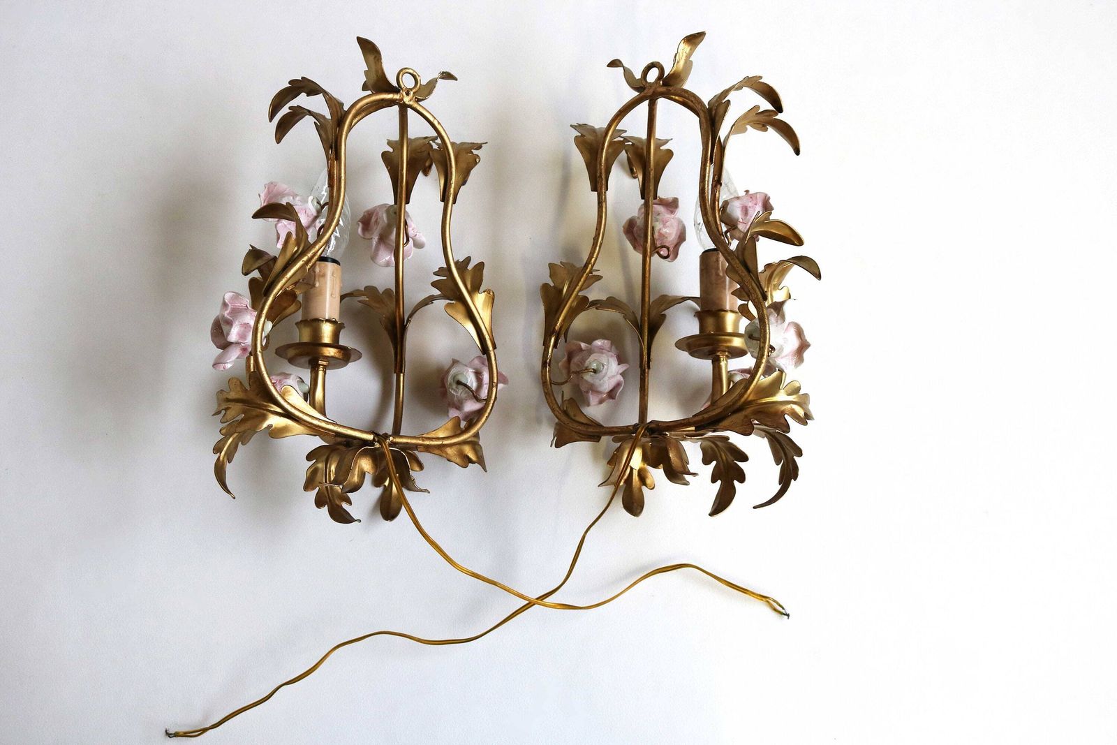 Stel Vergulde Tole Italiaanse Wandlampen Met Handgemaakte Roze Porseleinen Rozen – Hollywood Regency, Ca. Jaren 1950–1960 photo vintage
