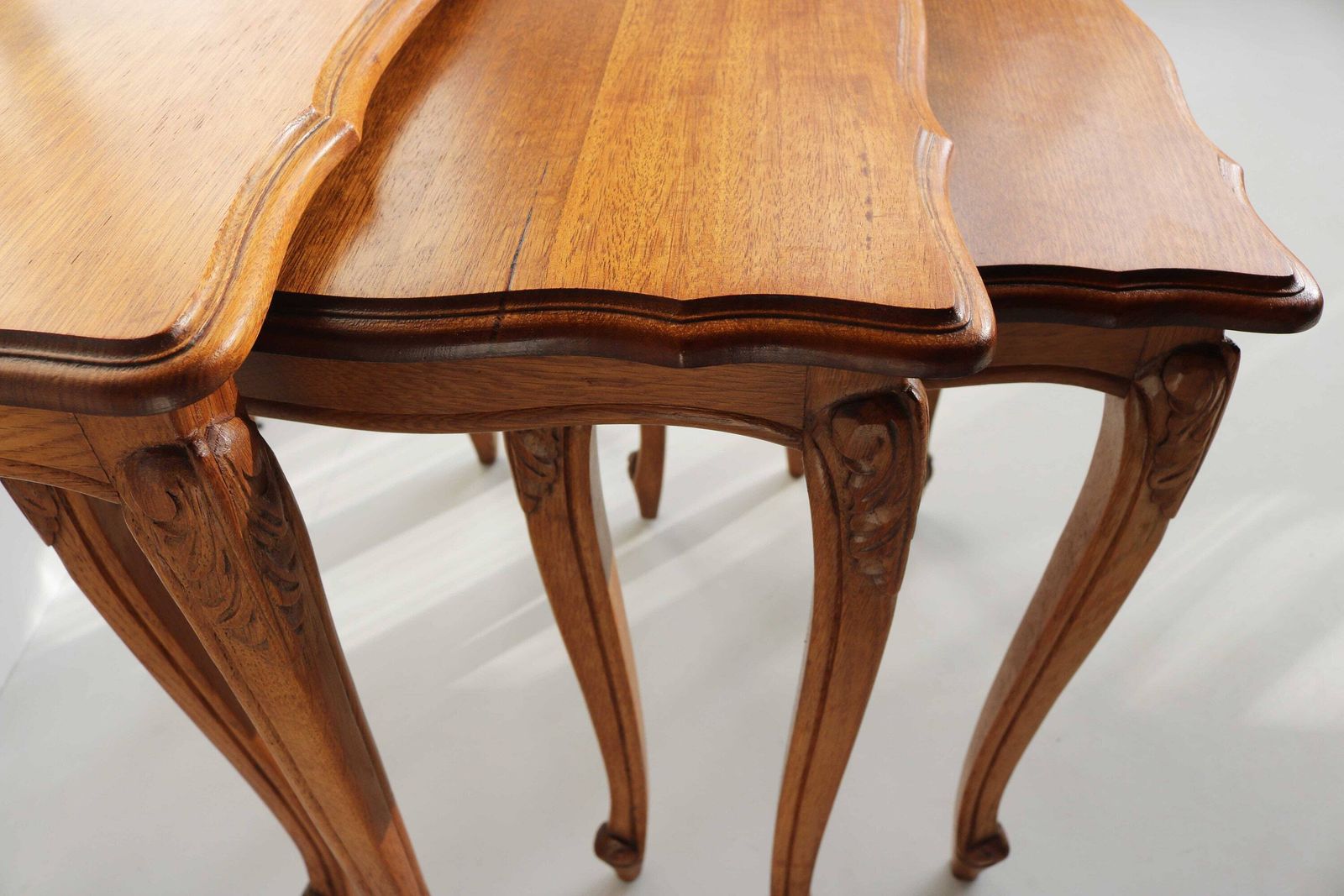 Vintage Franse Louis XV Stijl Eiken Houten Gesneden Set Van 3 Bijzettafels / Nesttafels / Plantenstandaards, Ca. Jaren 1960 photo 562.0